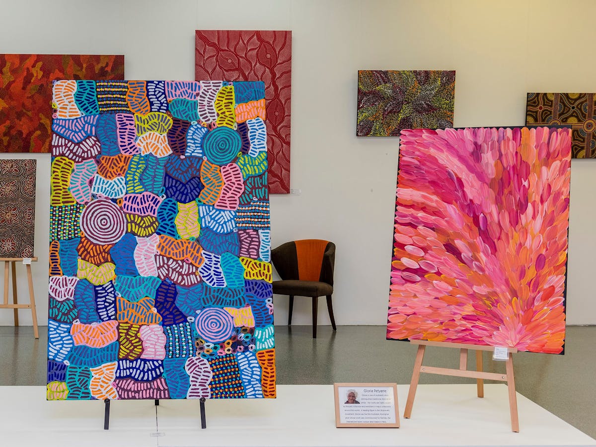 Mainie is an approved Indigenous Art Code dealer member.