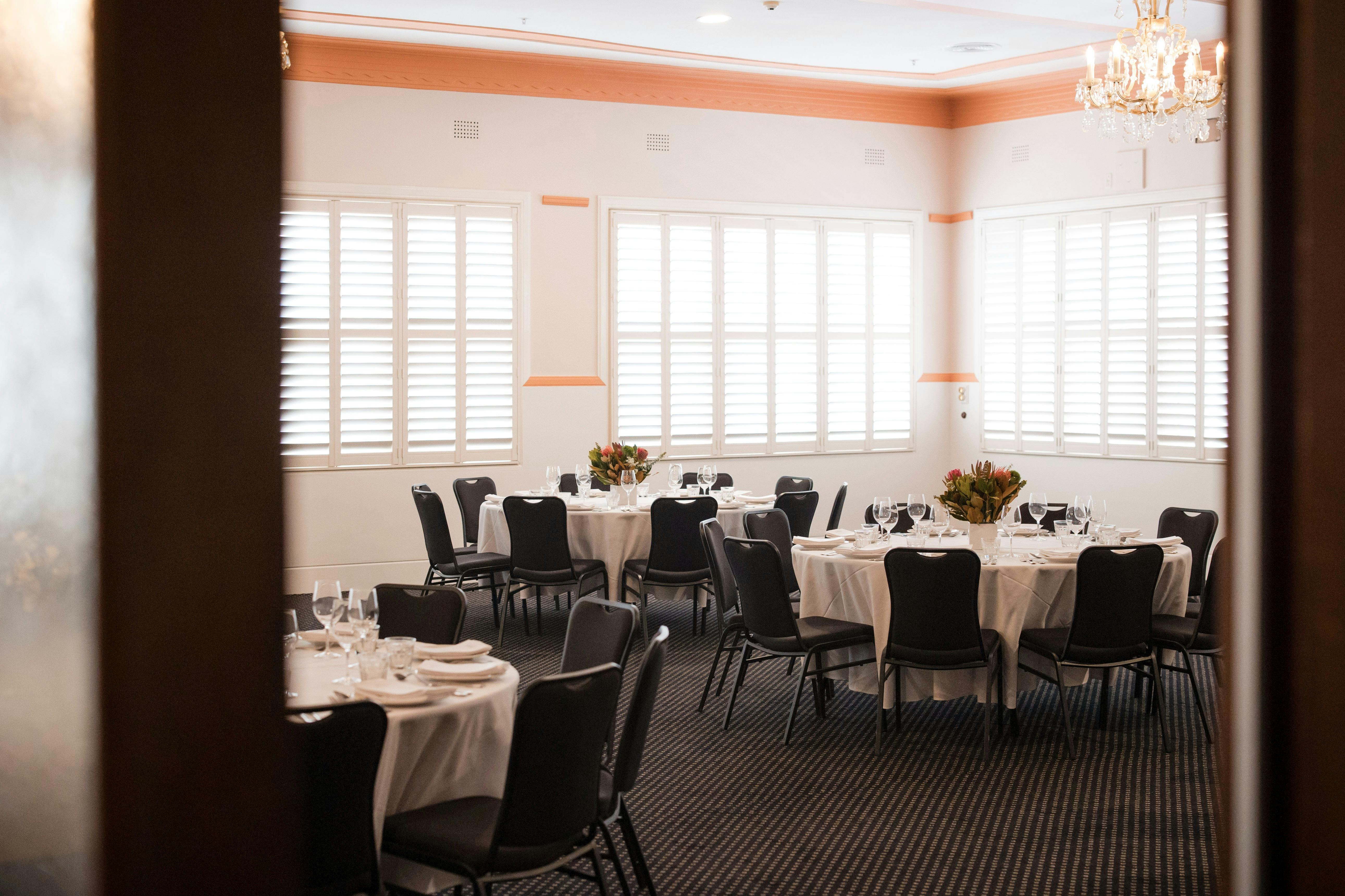 附桌椅的宴會廳