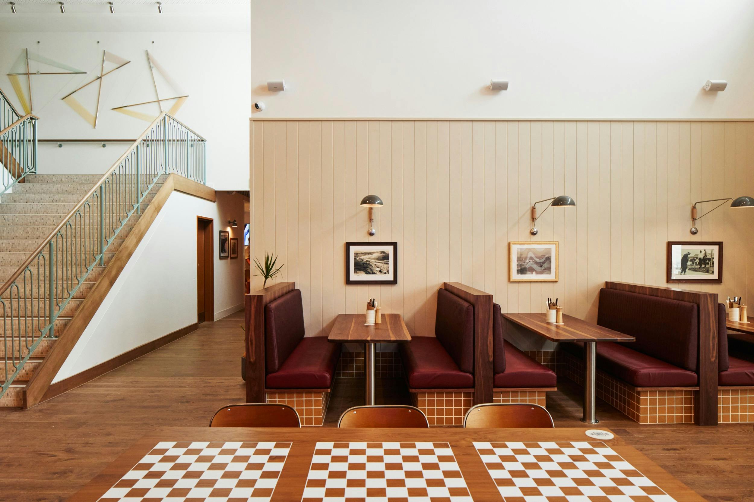 ザ・ビーチ・ホテルの家族向けの飲食エリアとブース