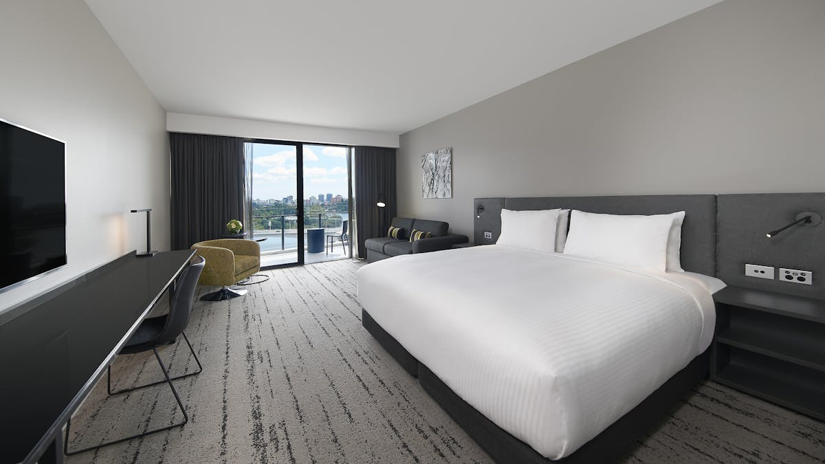 Courtyard River Suite - Bedroom with Balcony