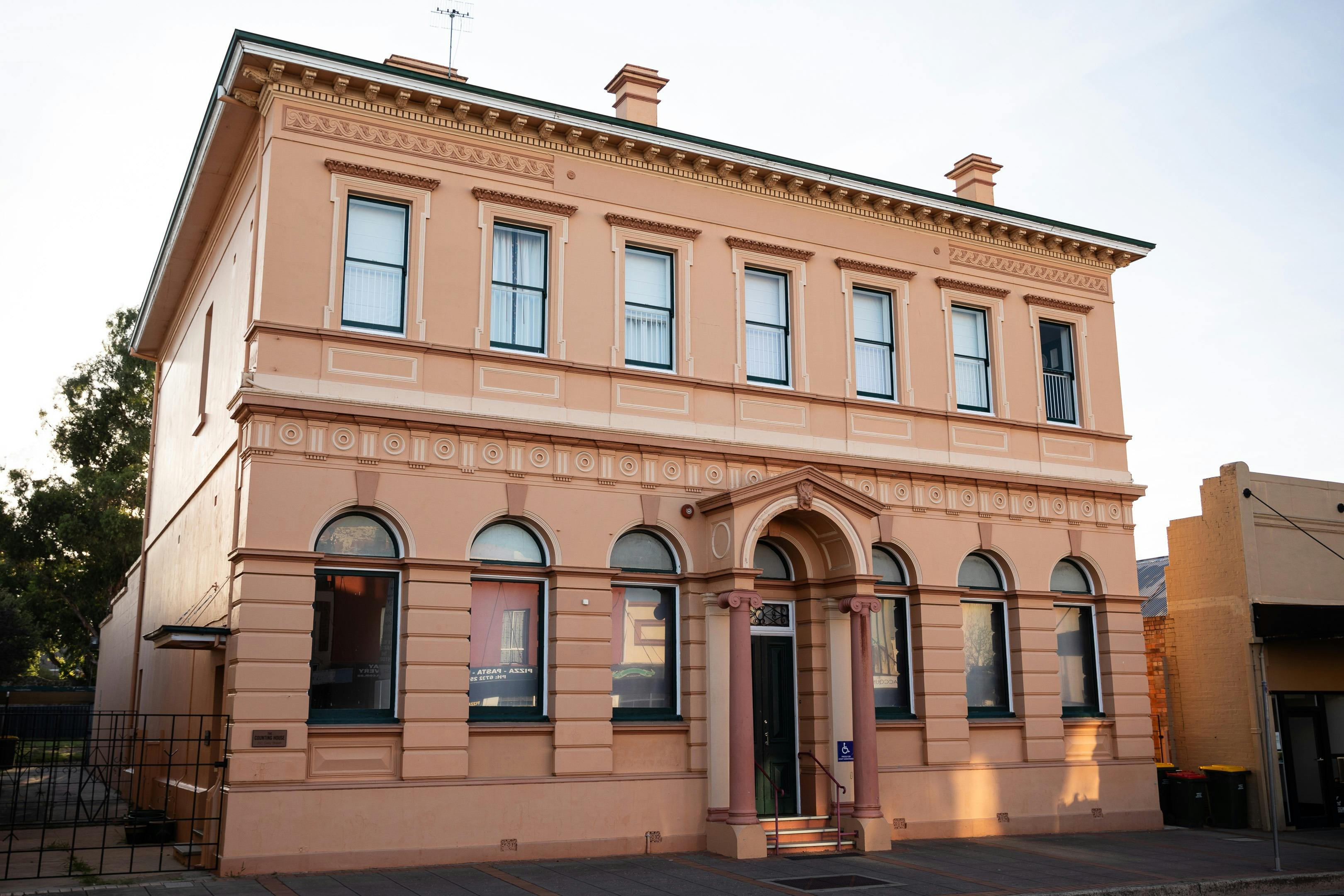 大通り入口からの眺めは右側です。