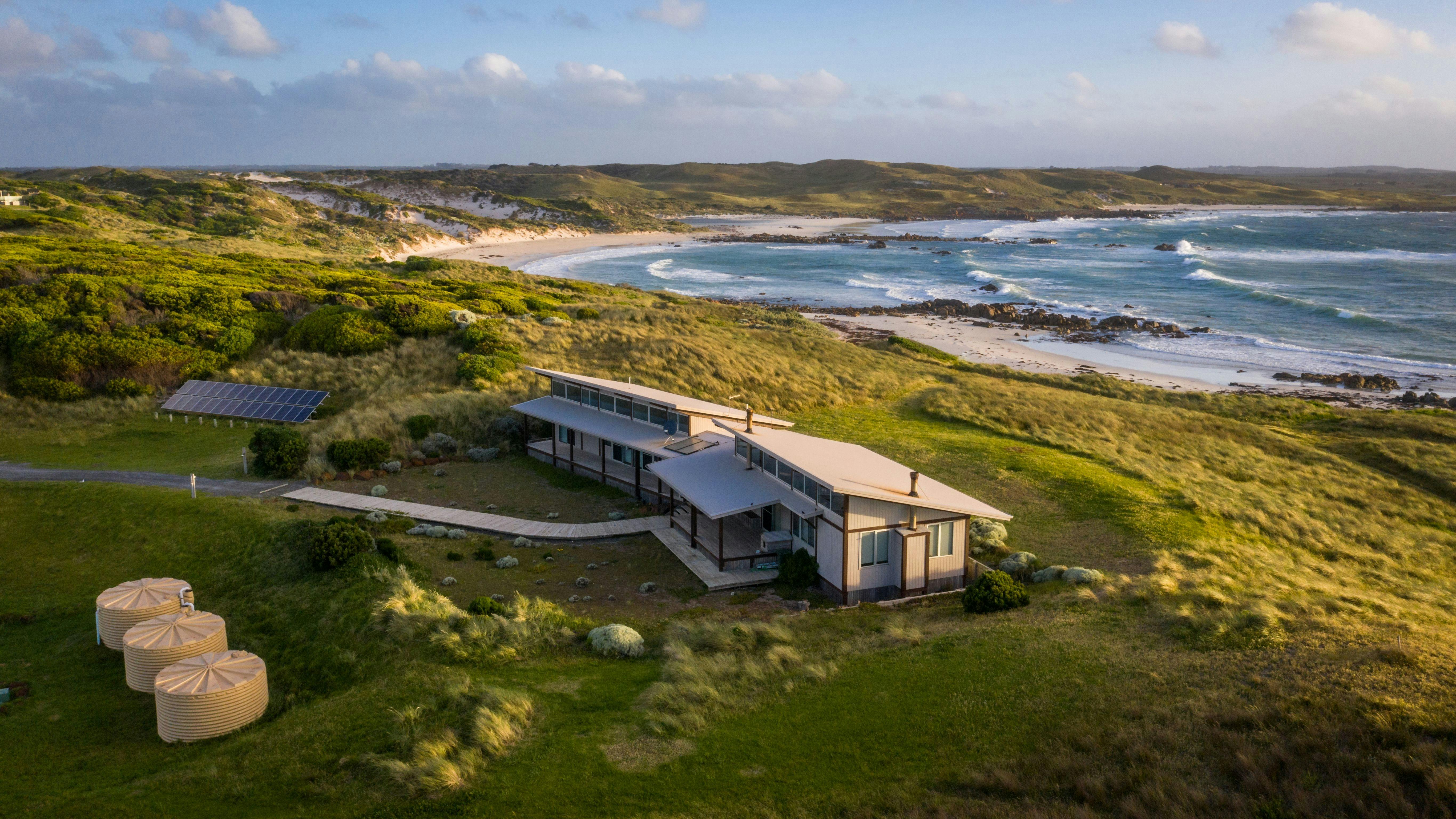 King Island Breaks-Turnstone Beach House