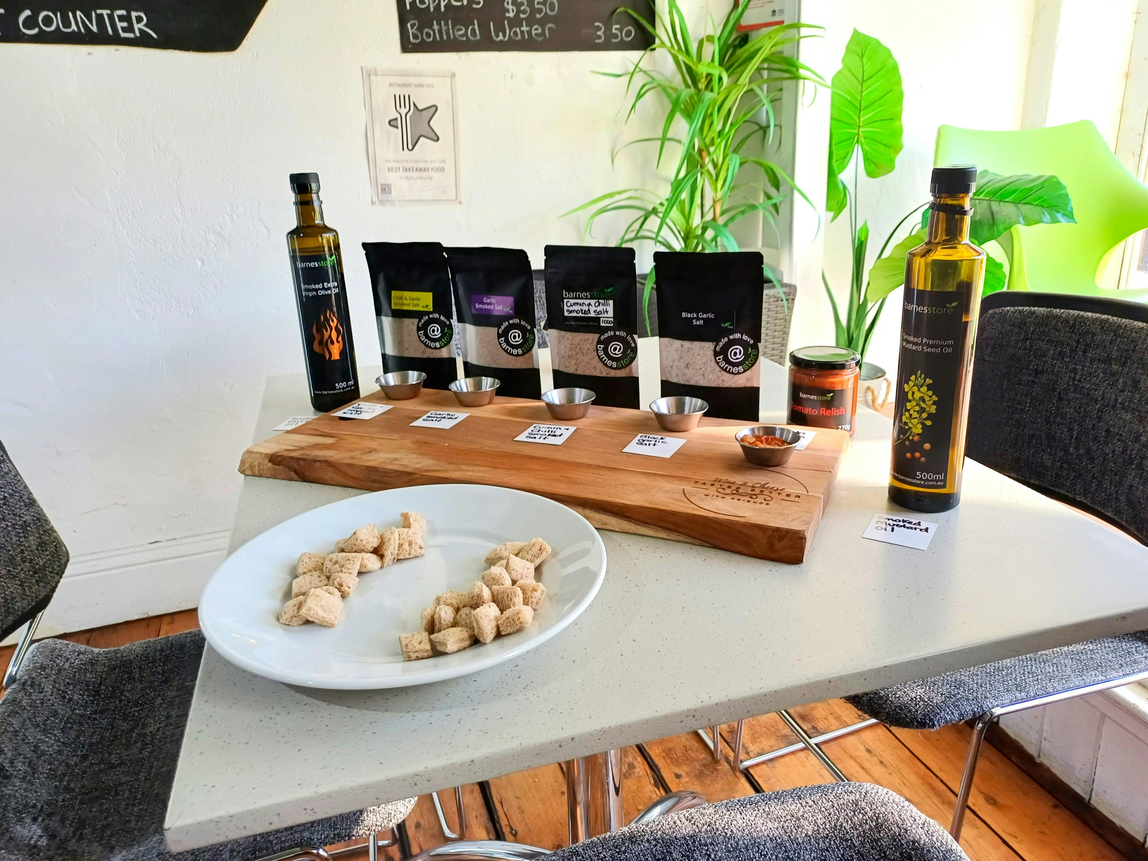 巴恩斯商店烟熏盐和橄榄油品鉴拼盘，配以蘸酱用面包丁。