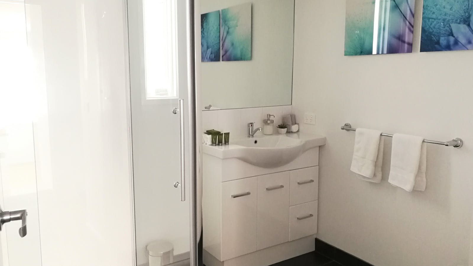 Apartment 3 main bathroom
