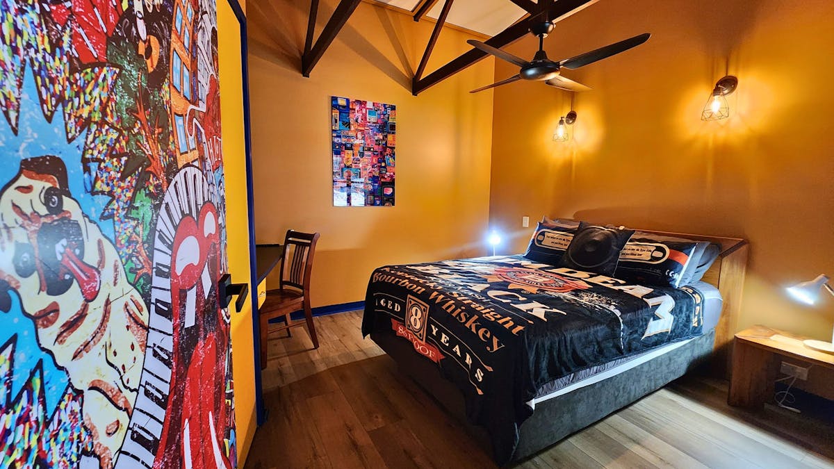 Main Bedroom (Queen Bed)