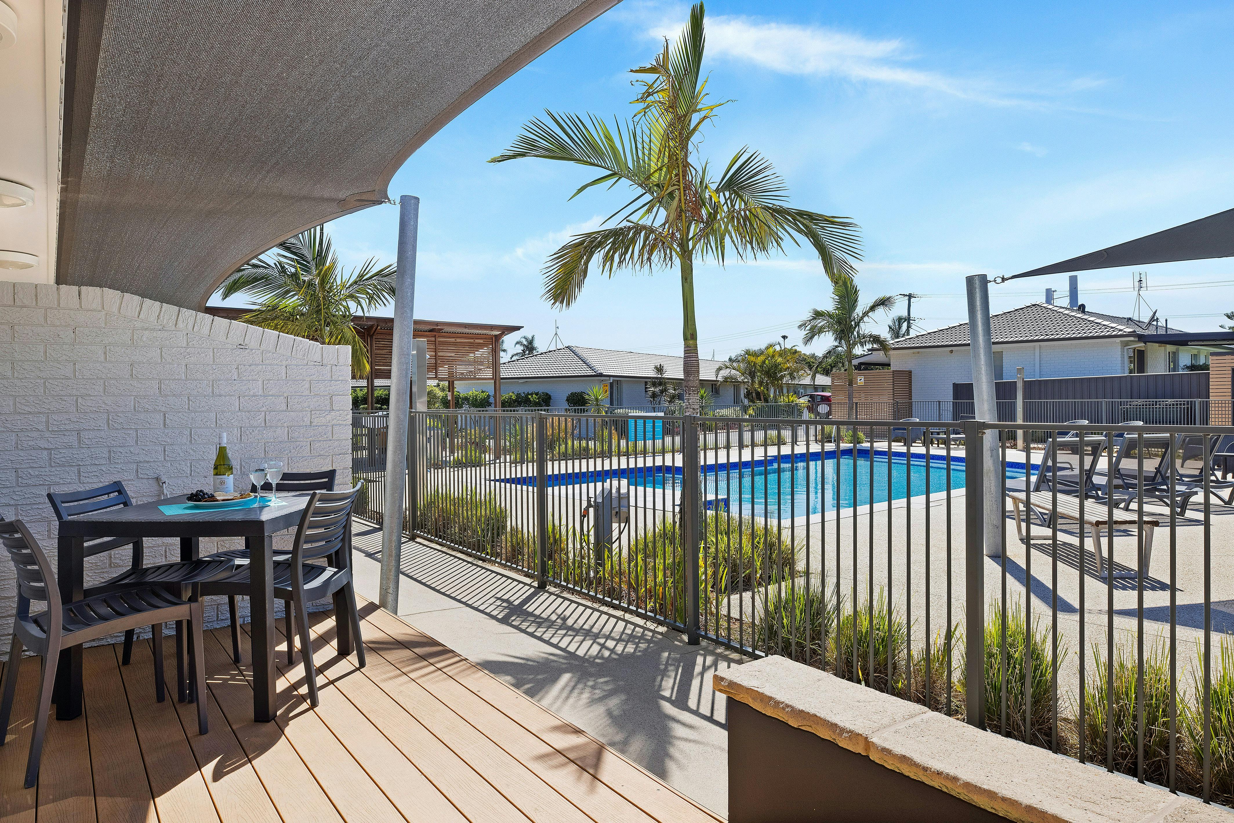 屋外家具付きデッキ