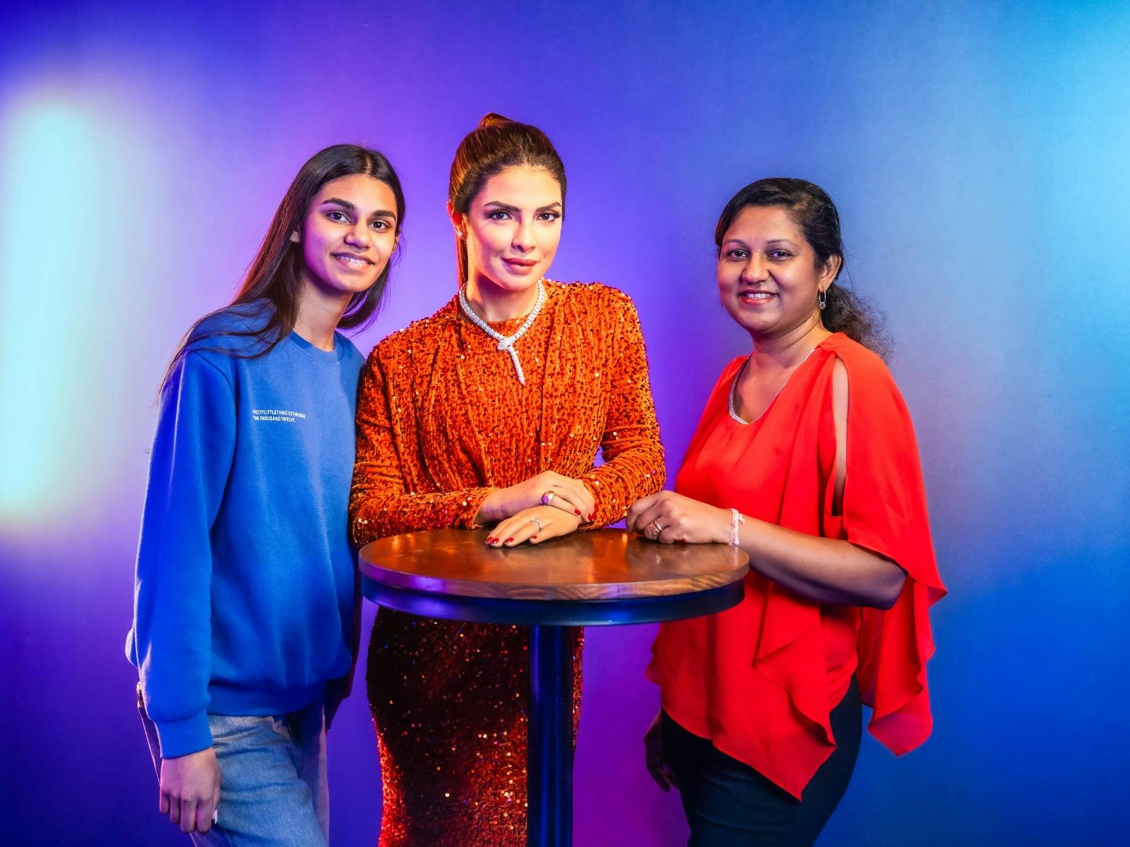 嘉賓們與 Priyanka Chopra Jonas 蠟像微笑