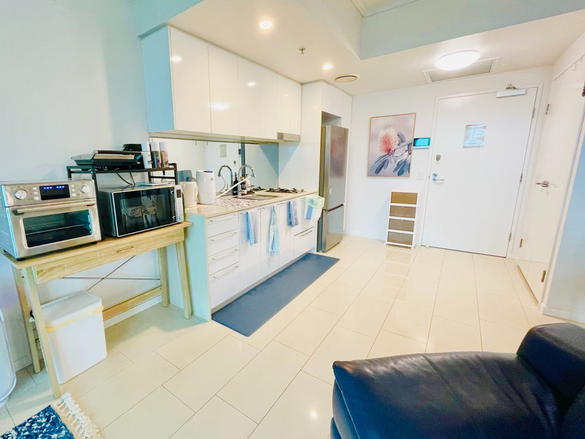 Compact kitchen, well appointed