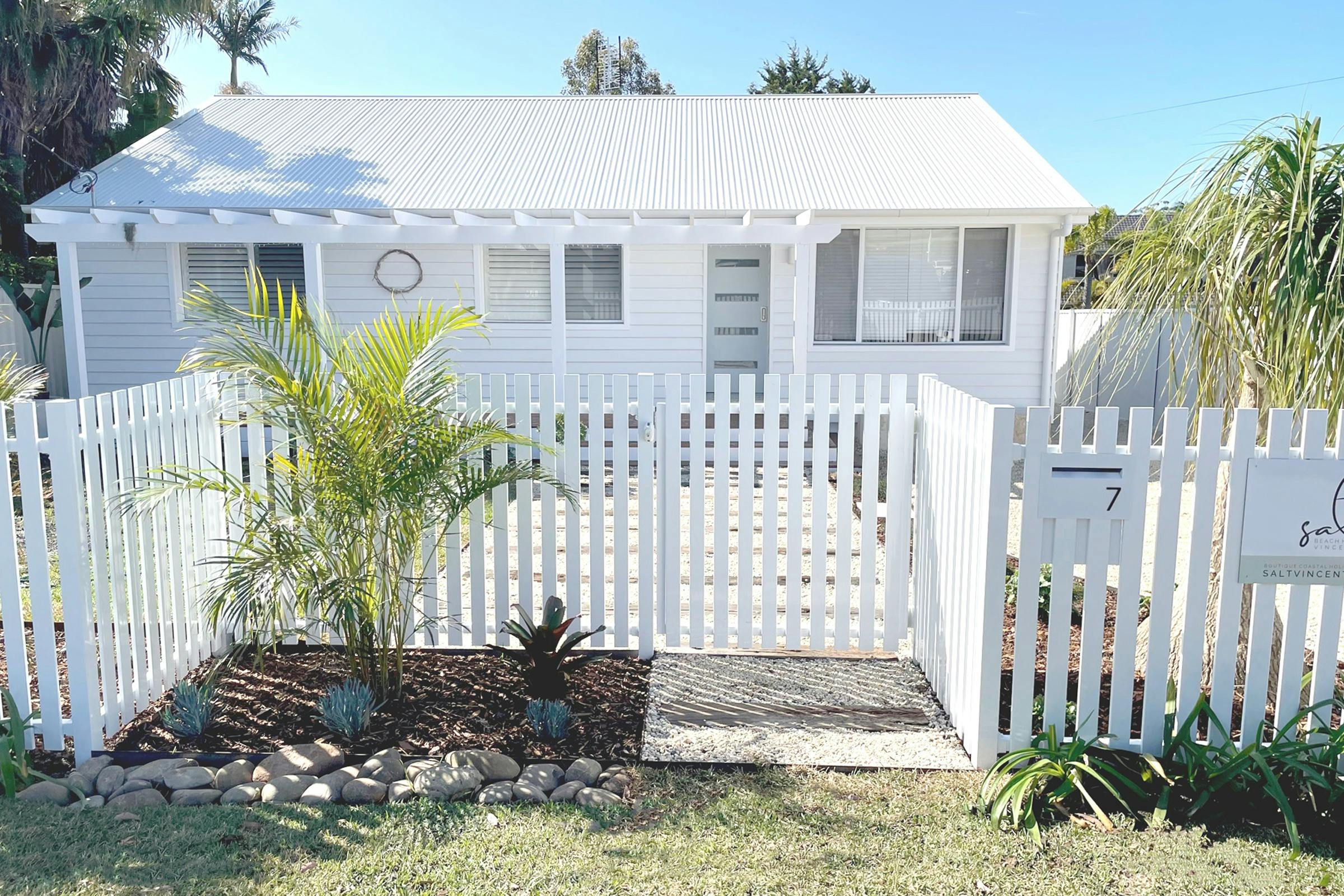 傑維斯灣鹽灘別墅前