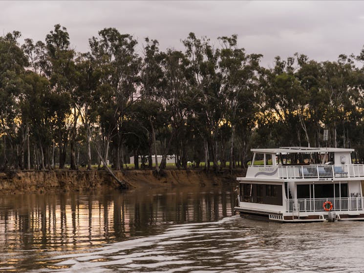 luxury houseboat adventures on the Murray River
