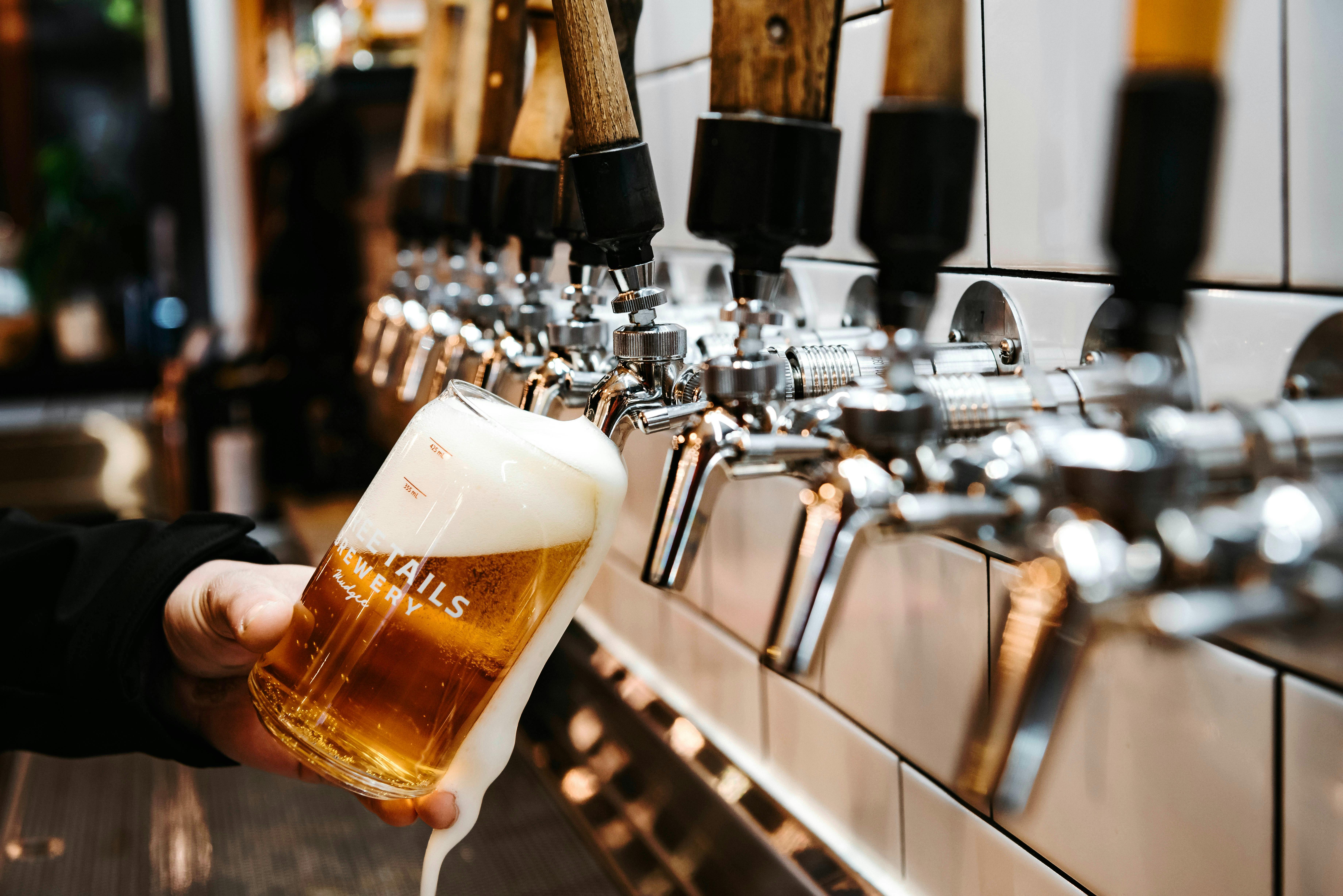 注がれるビールのグラス