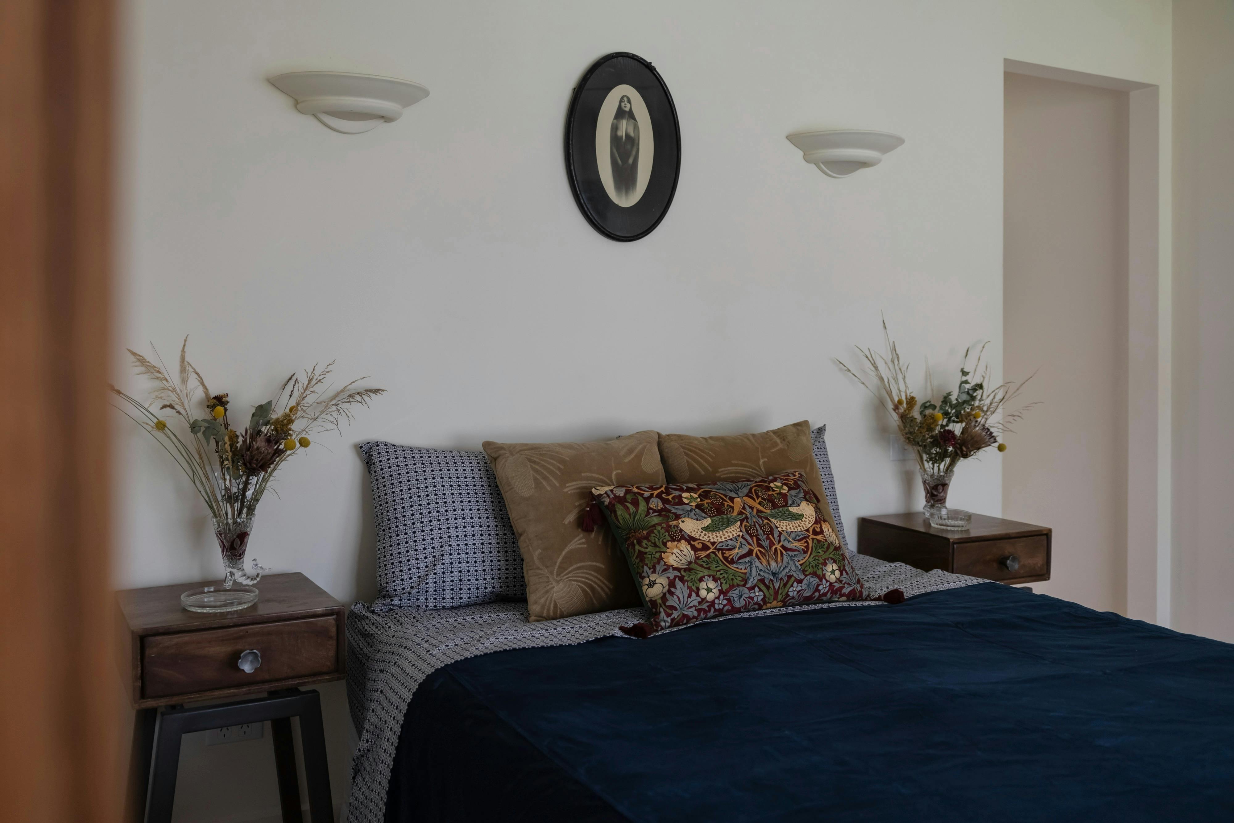 主卧室配有一张大床、步入式衣橱、全套卫浴以及豪华的私人户外浴室