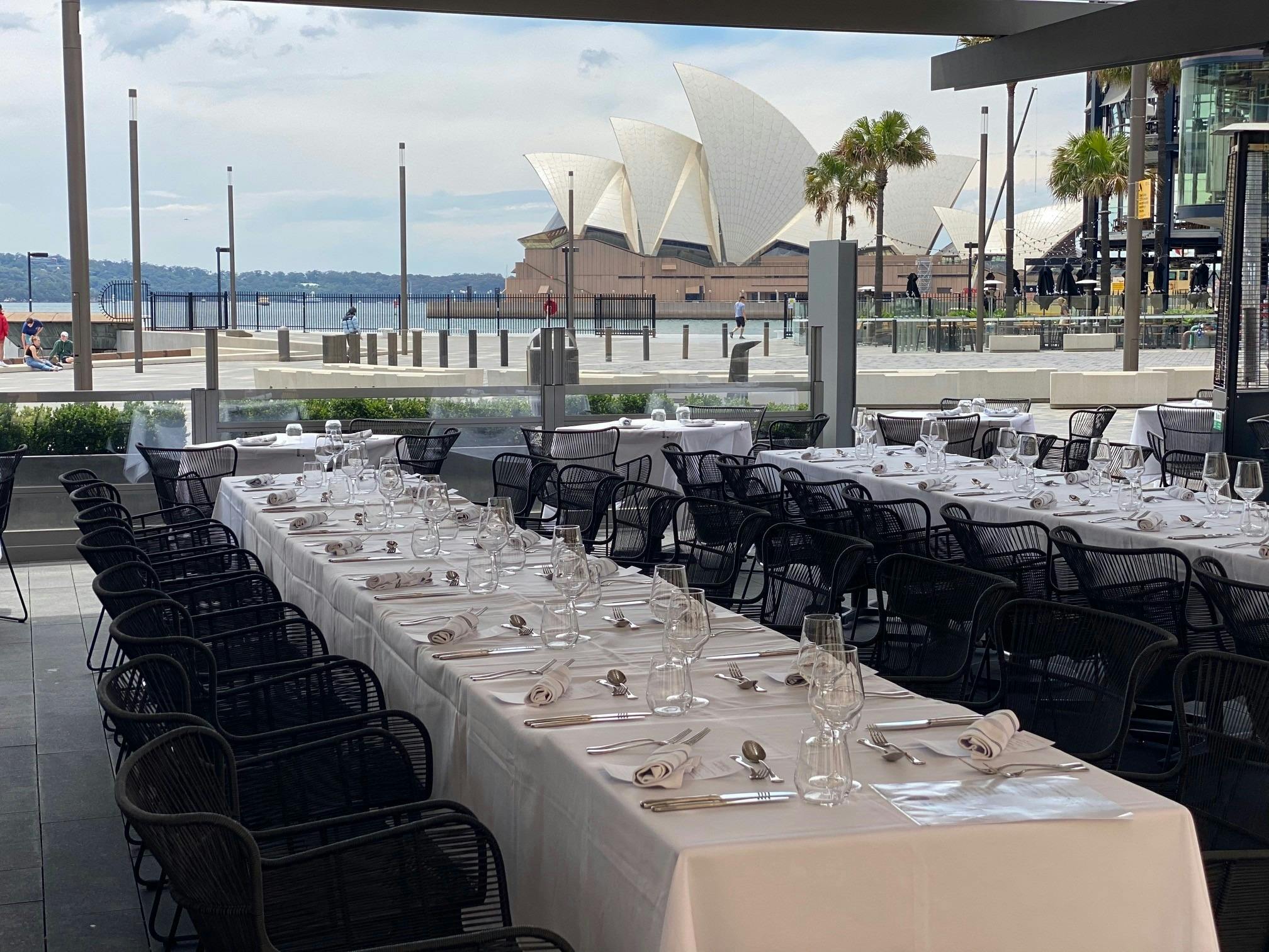 야외 워터프런트 다이닝