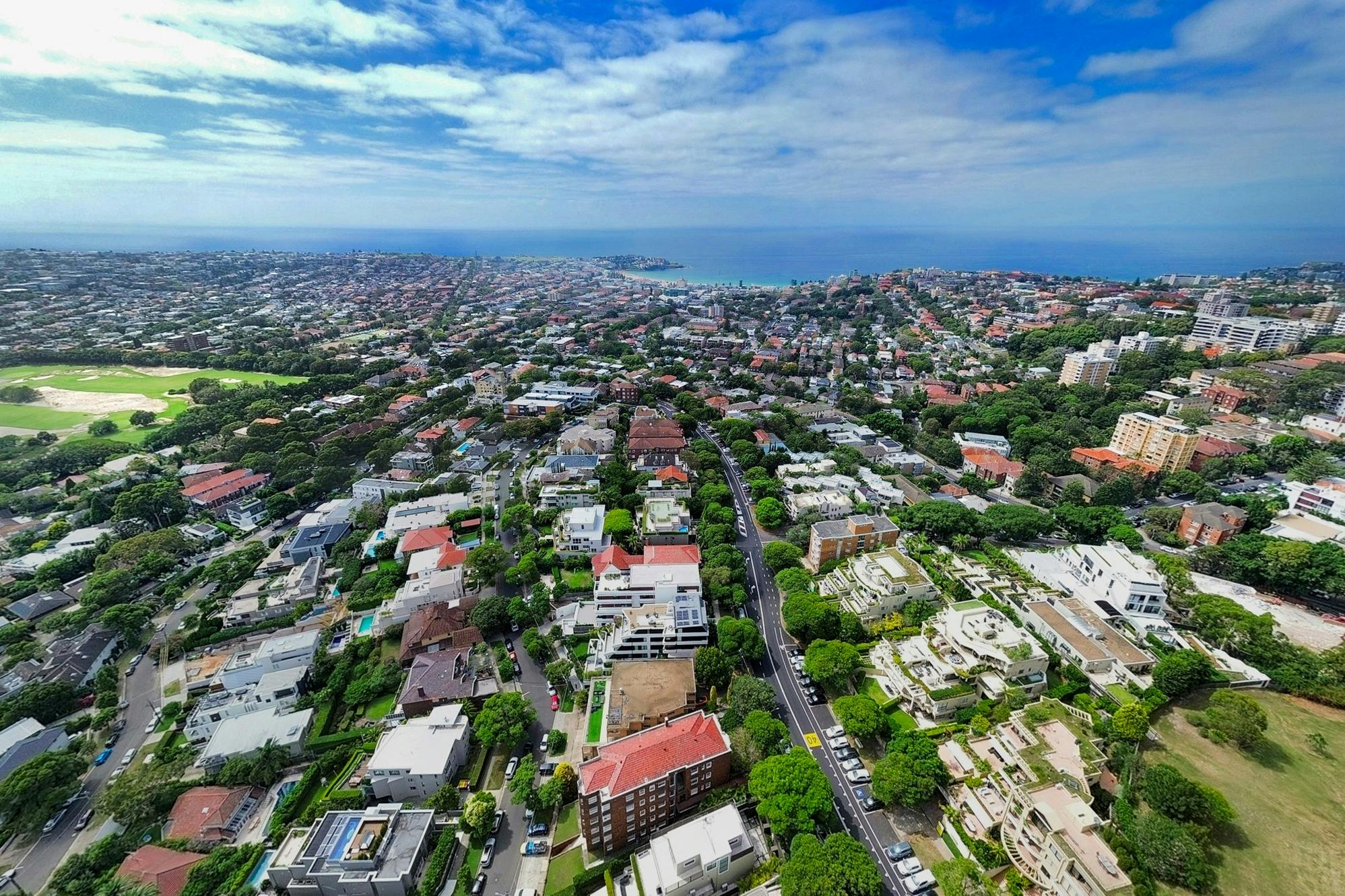 貝爾維尤山的鳥瞰圖展示了鬱鬱蔥蔥的綠色植物和城市景觀。
