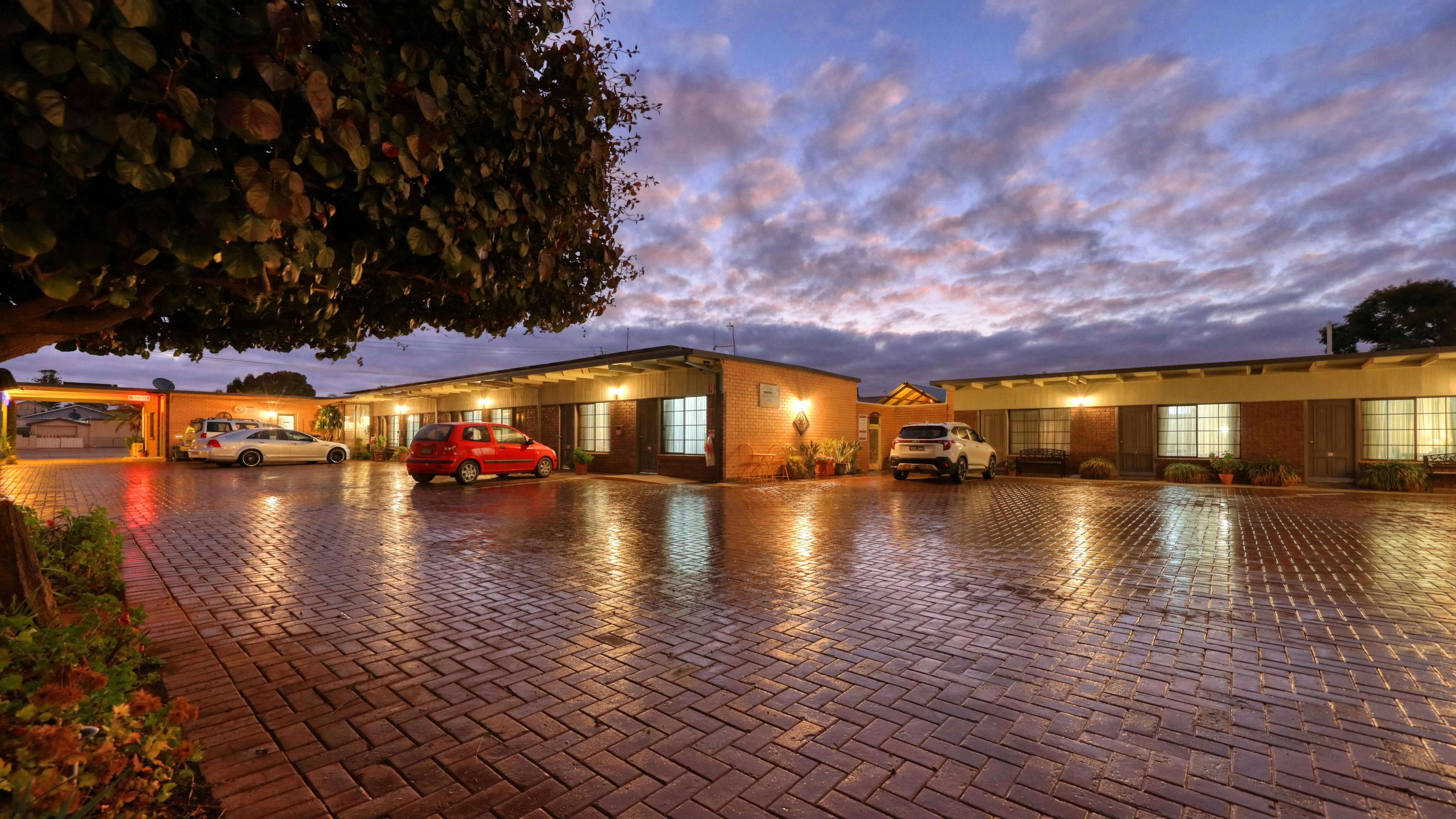 Oasis Motor Inn - parking out front of rooms