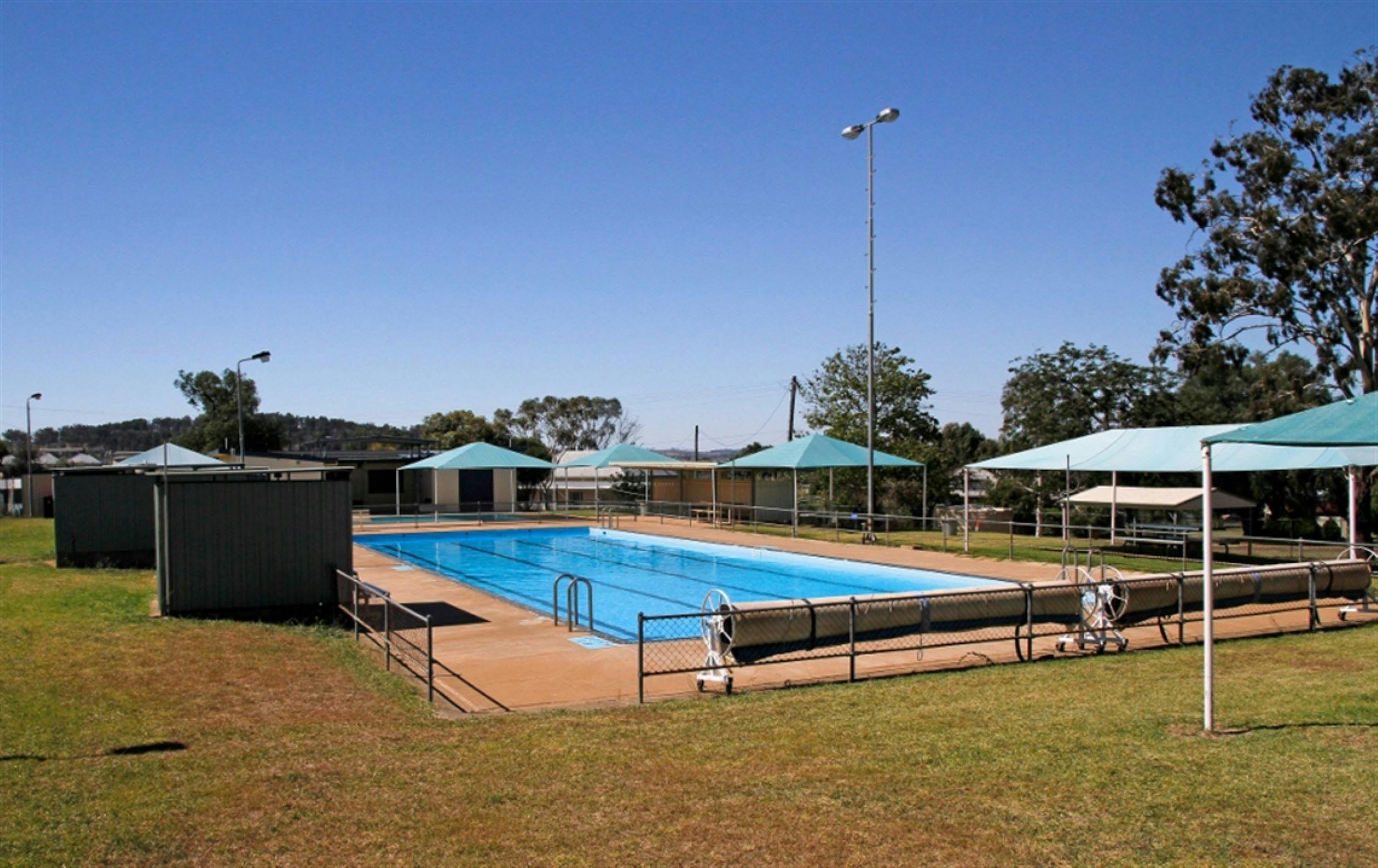 Manildra Swimming Pool NSW Holidays & Things to Do