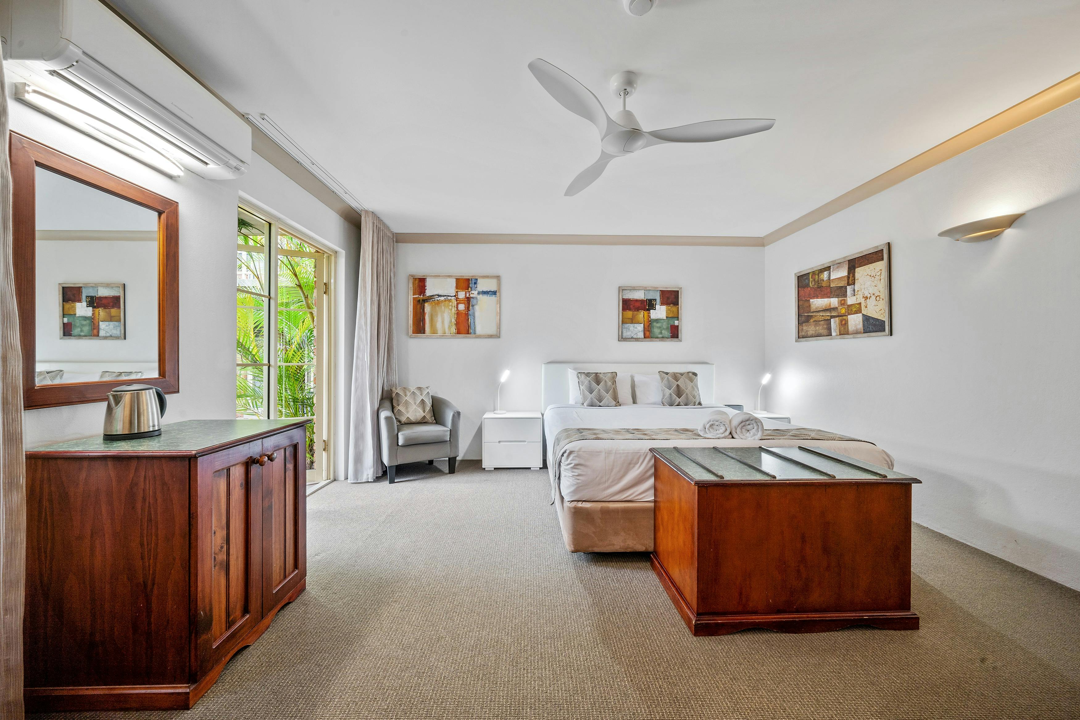 Executive King Spa Courtyard