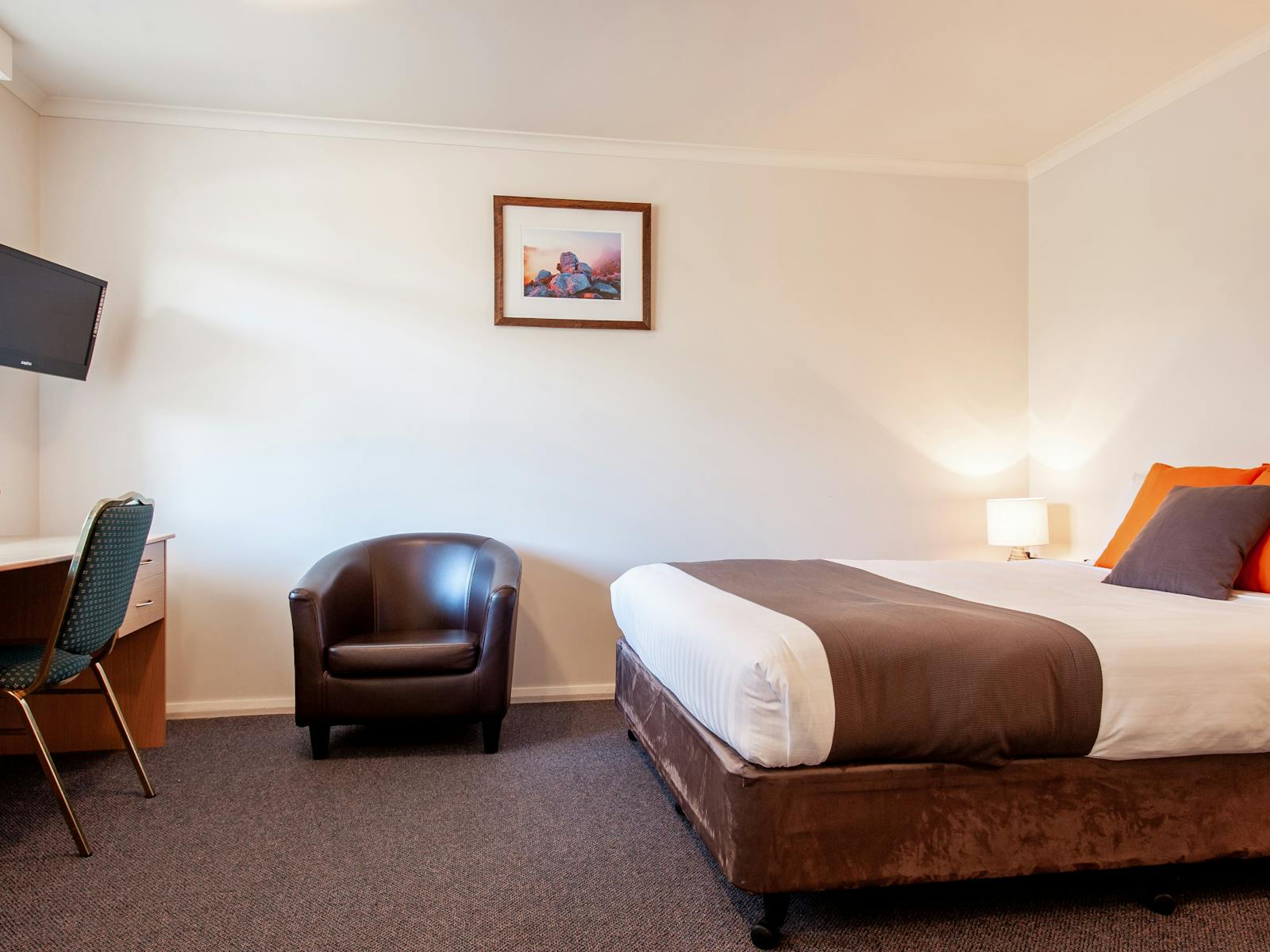 Queen room