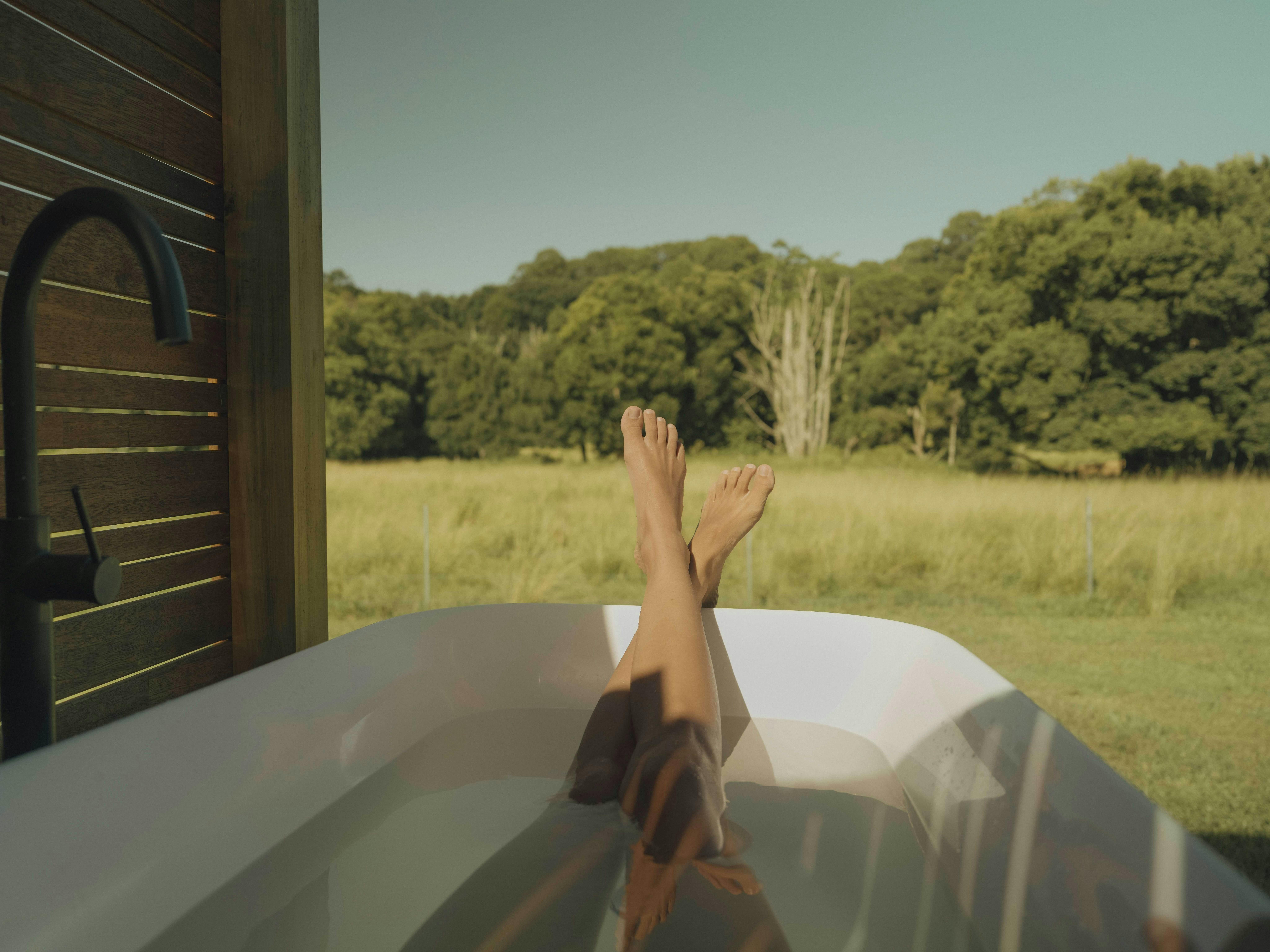 바이런베이의 자연에 둘러싸인 야외 욕조는 휴식을 취하고 자연에 몸을 담그기에 완벽합니다.