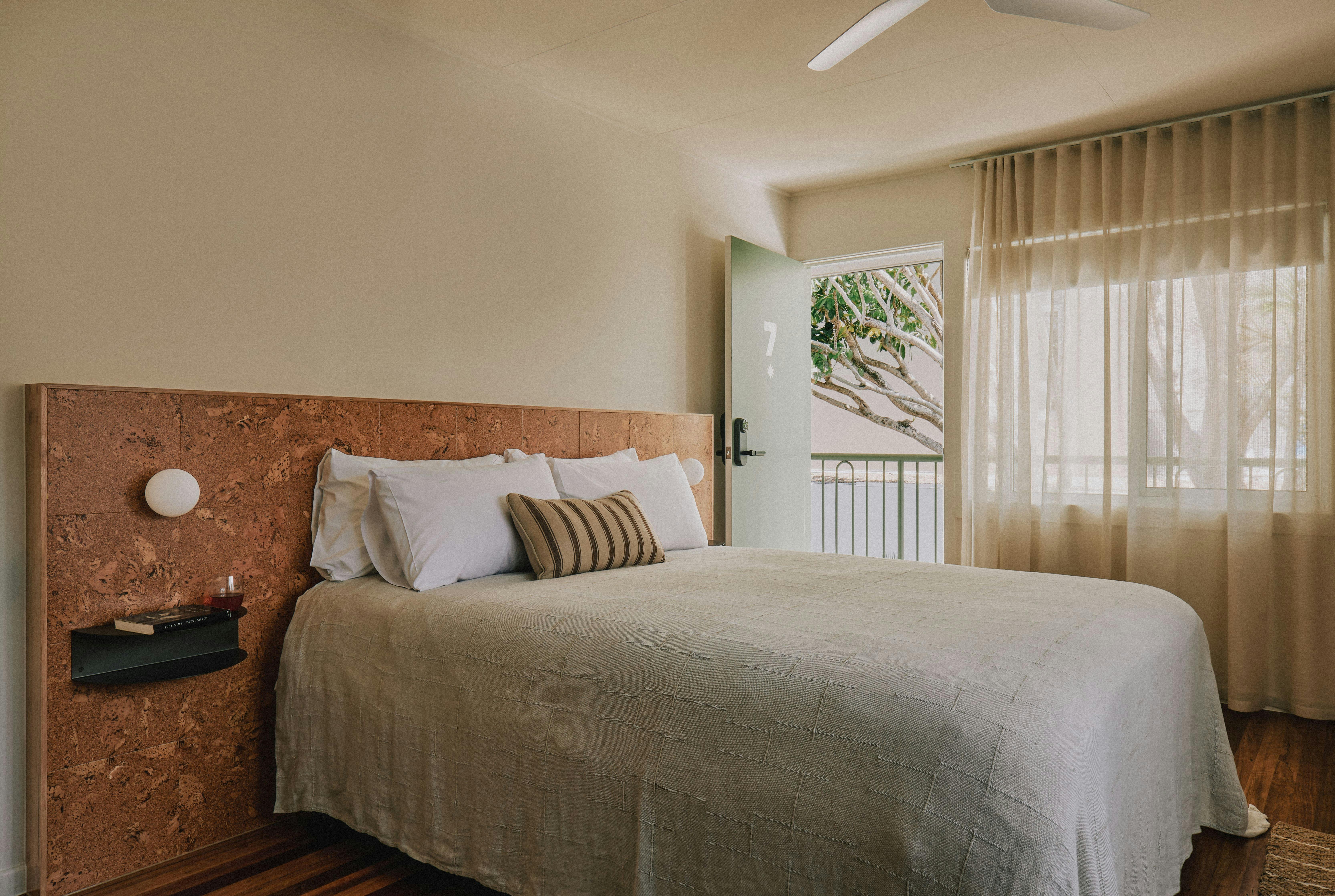 Room - Luxury Queen Bed