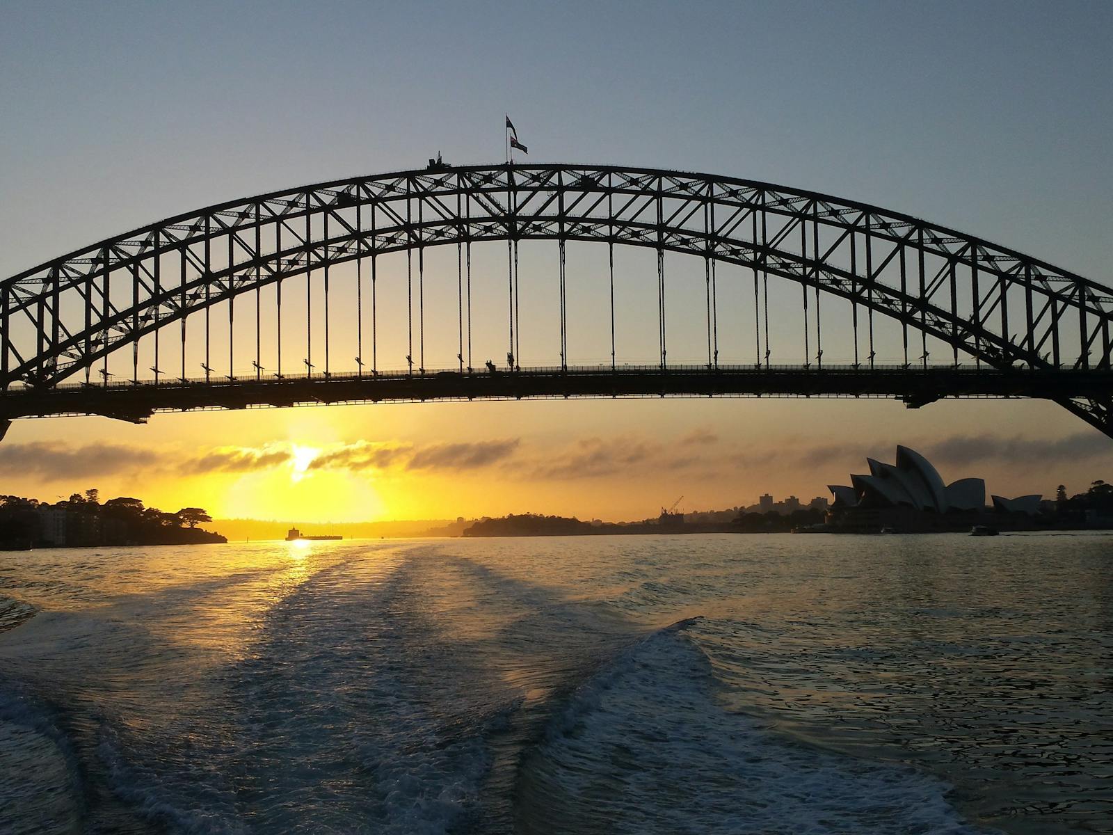 雄伟的水上出租车