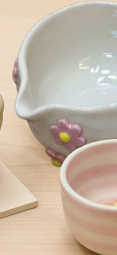 hand a building pottery bowl