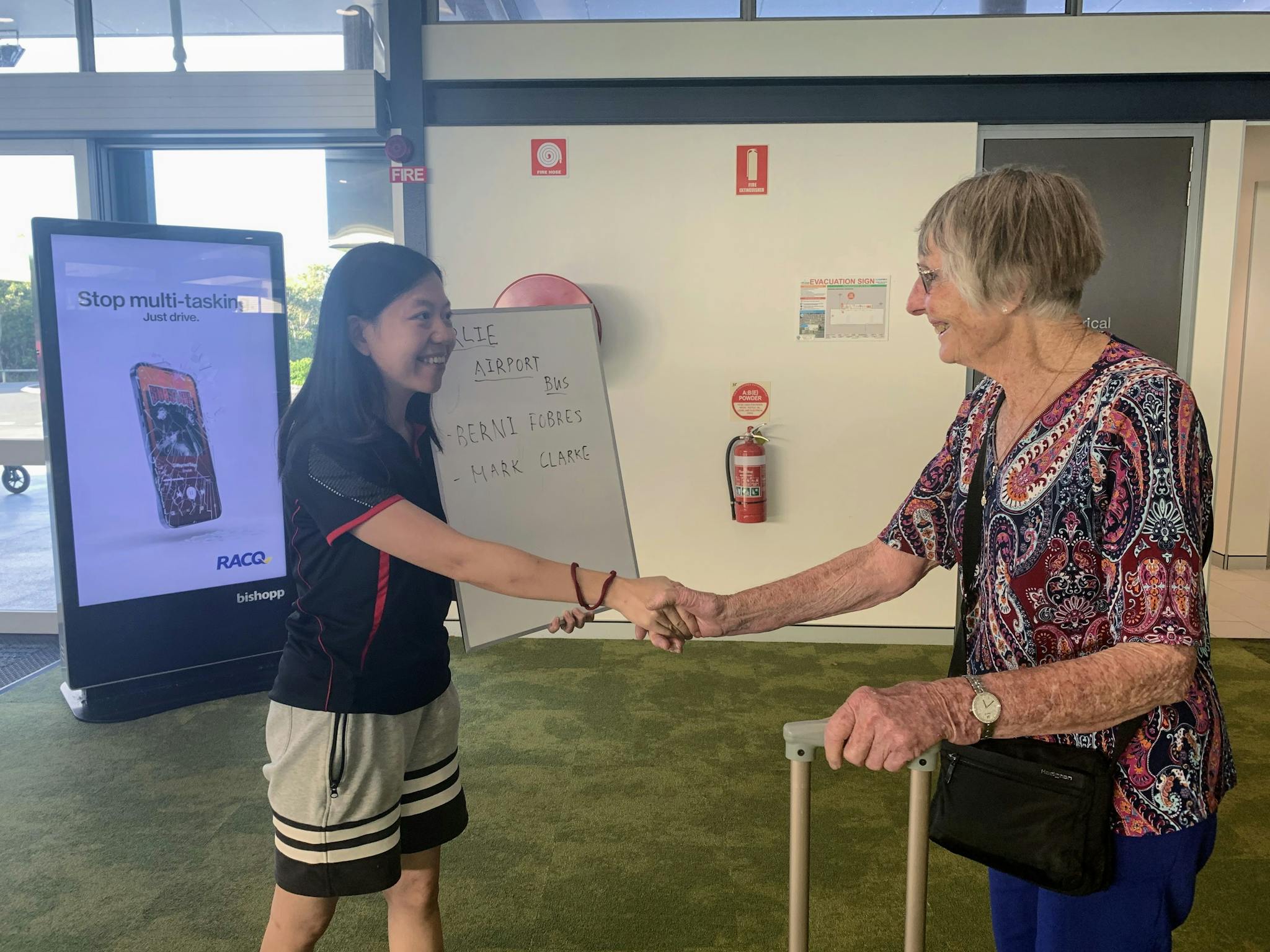 Meet and Greet - Airlie Airport Bus Meet and Greet - Airlie Airport Bus