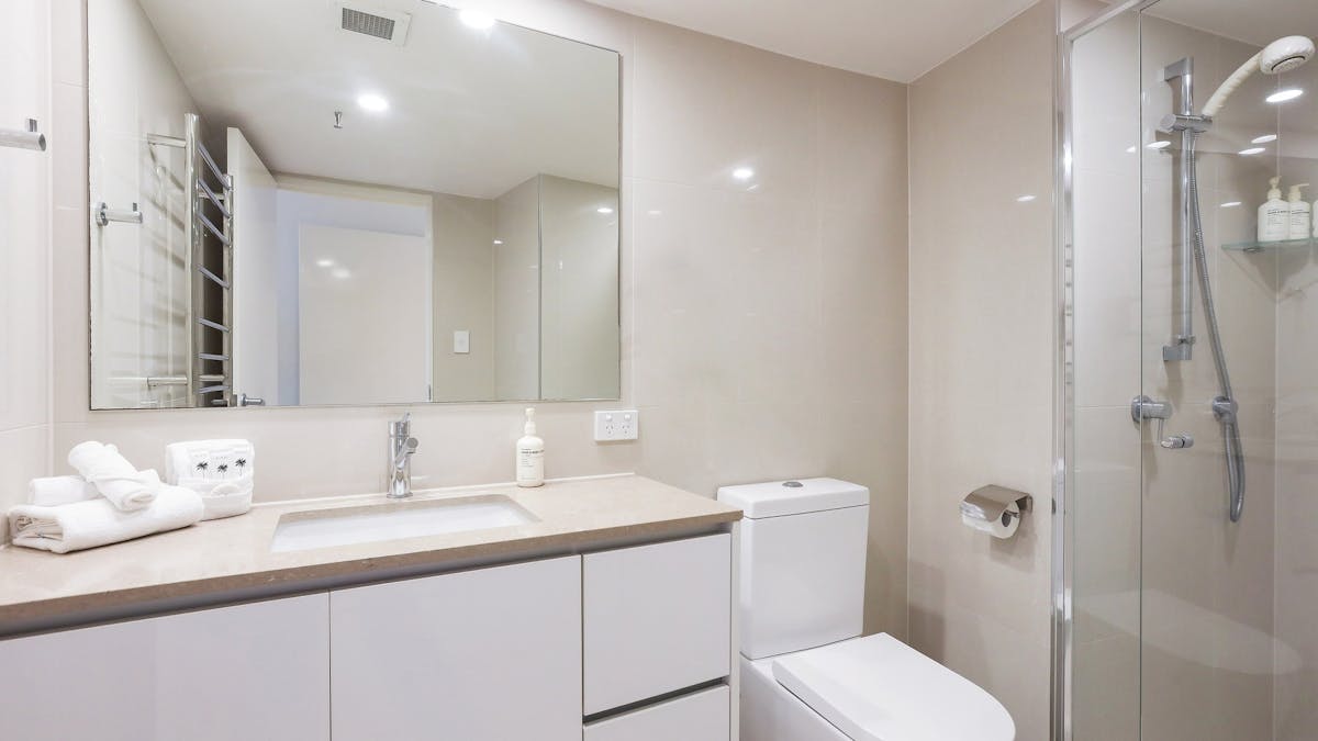 Master bedroom ensuite - Peninsula Apartment Level 7 - Gold Coast Holidays