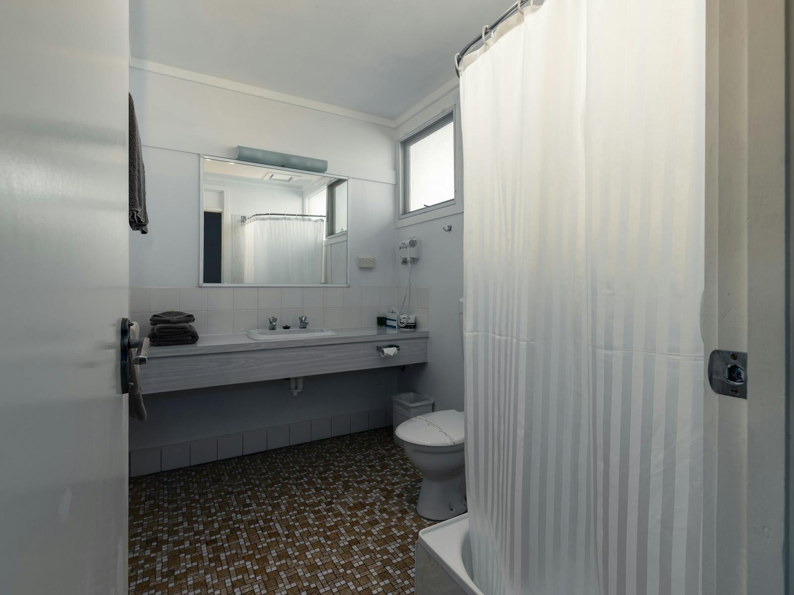 Barclay Motor Inn Deluxe Unit Bathroom