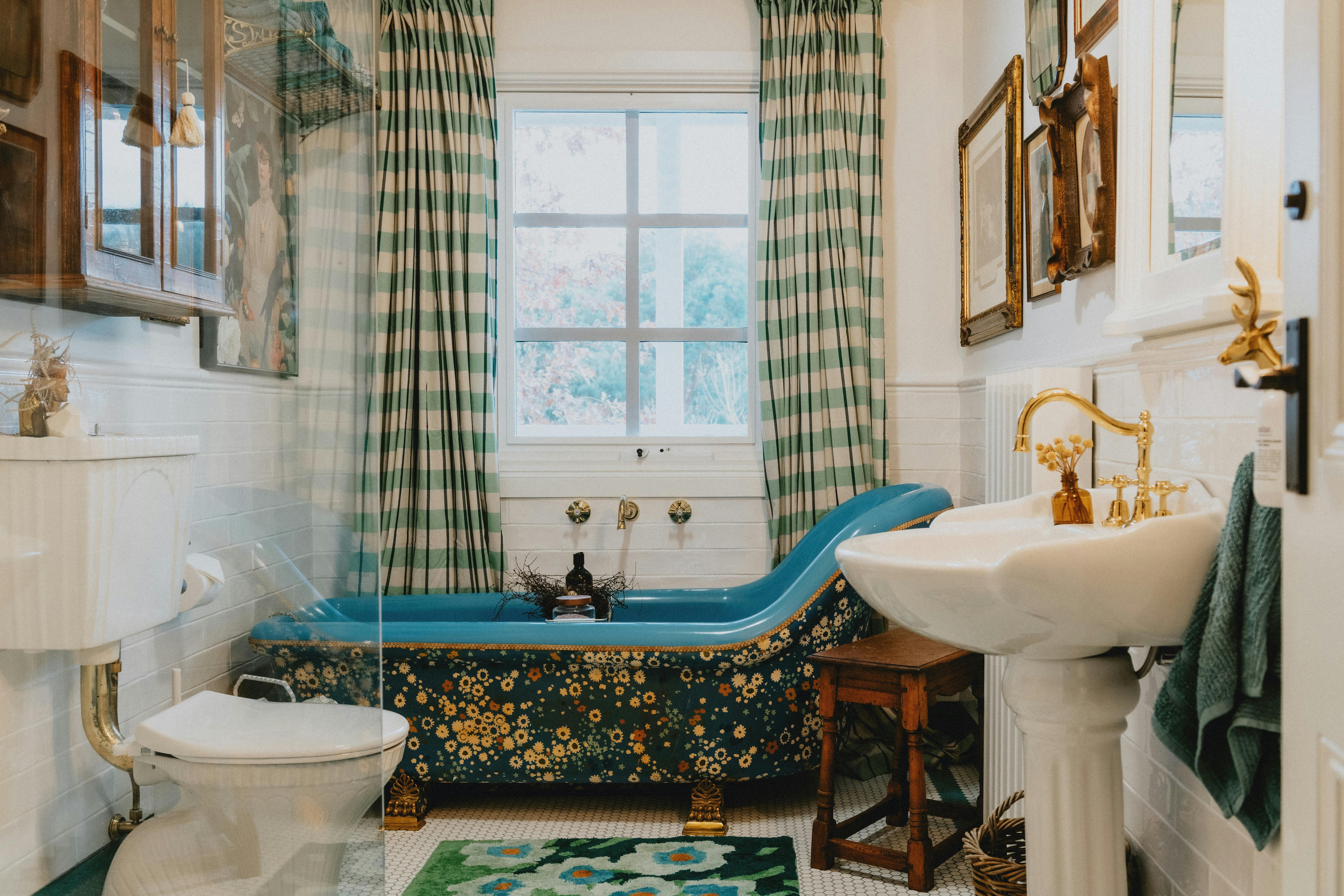 Main bathroom, there is another separate toilet available