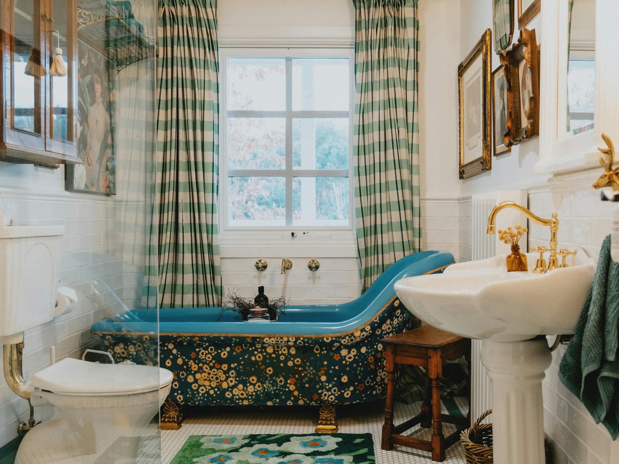 Main bathroom, there is another separate toilet available