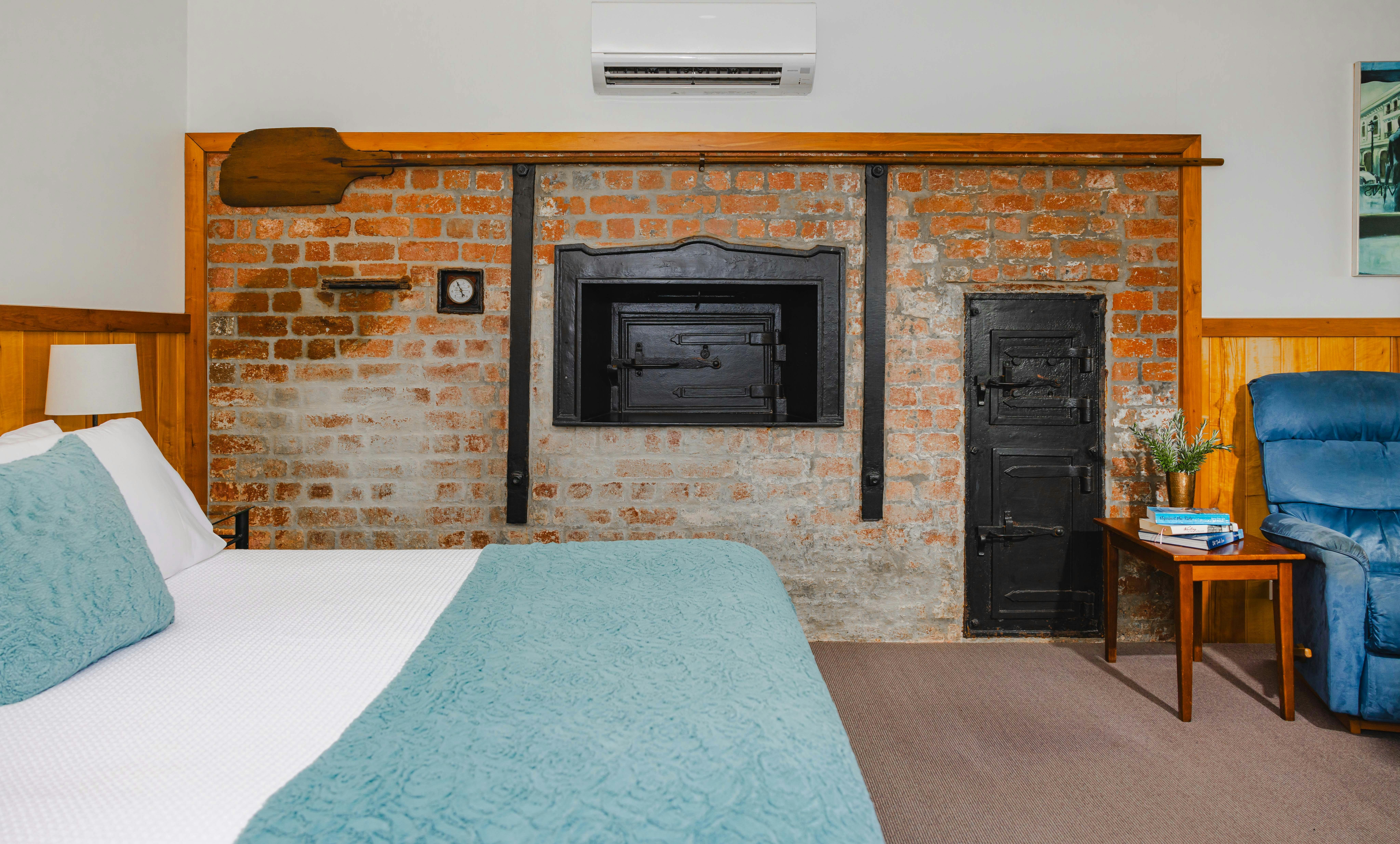 Studio apartment in Stanley's original bakery, queen bed, kitchen, dining and lounge, large bathroom