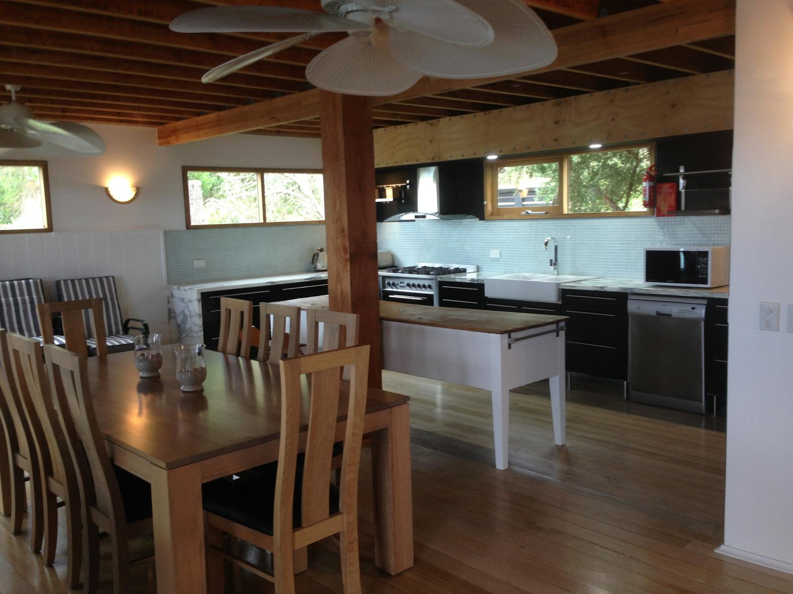 Driftwood Bay of Fires - Kitchen and Dining