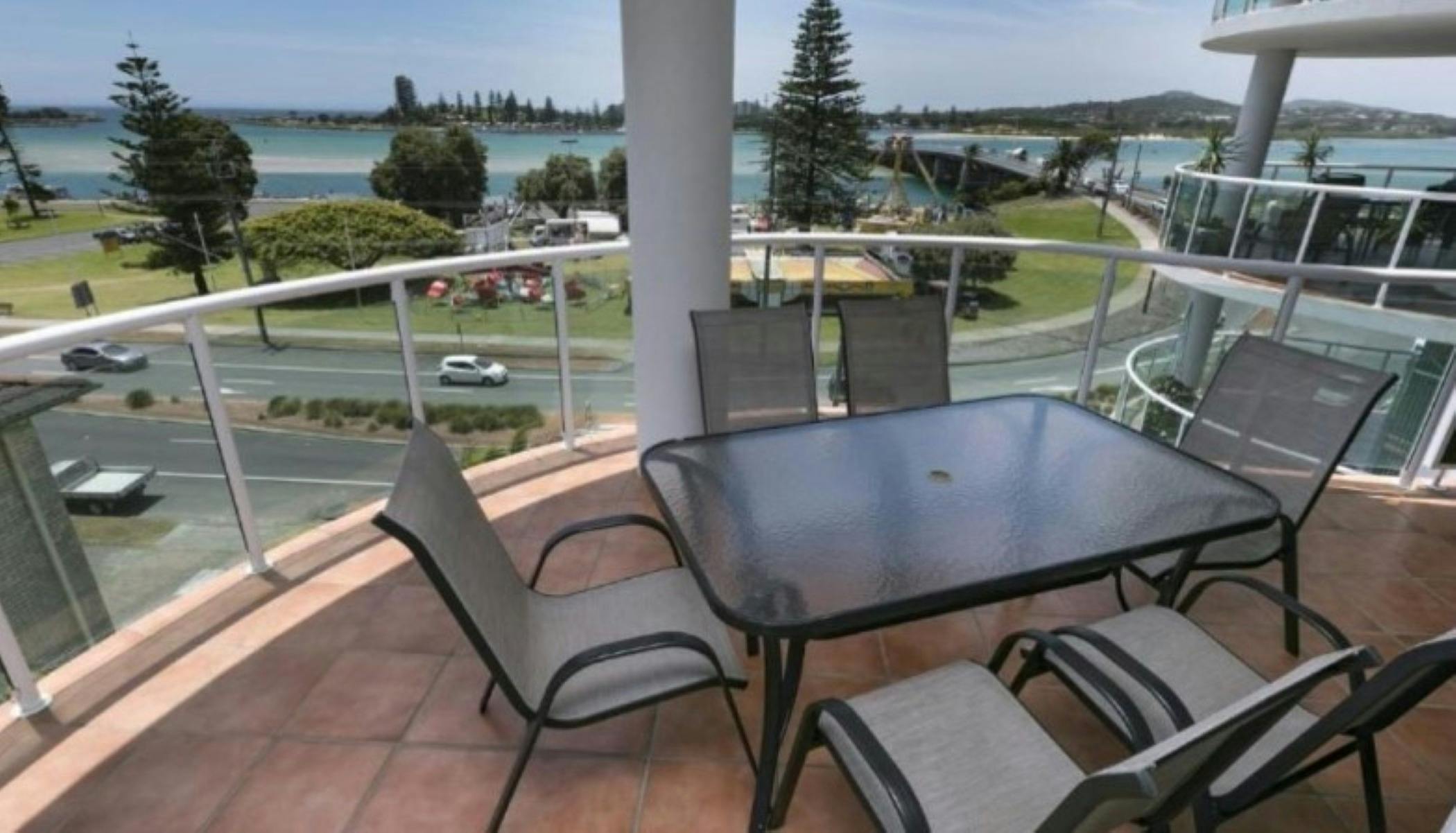 식사 공간과 바다 전망을 갖춘 발코니