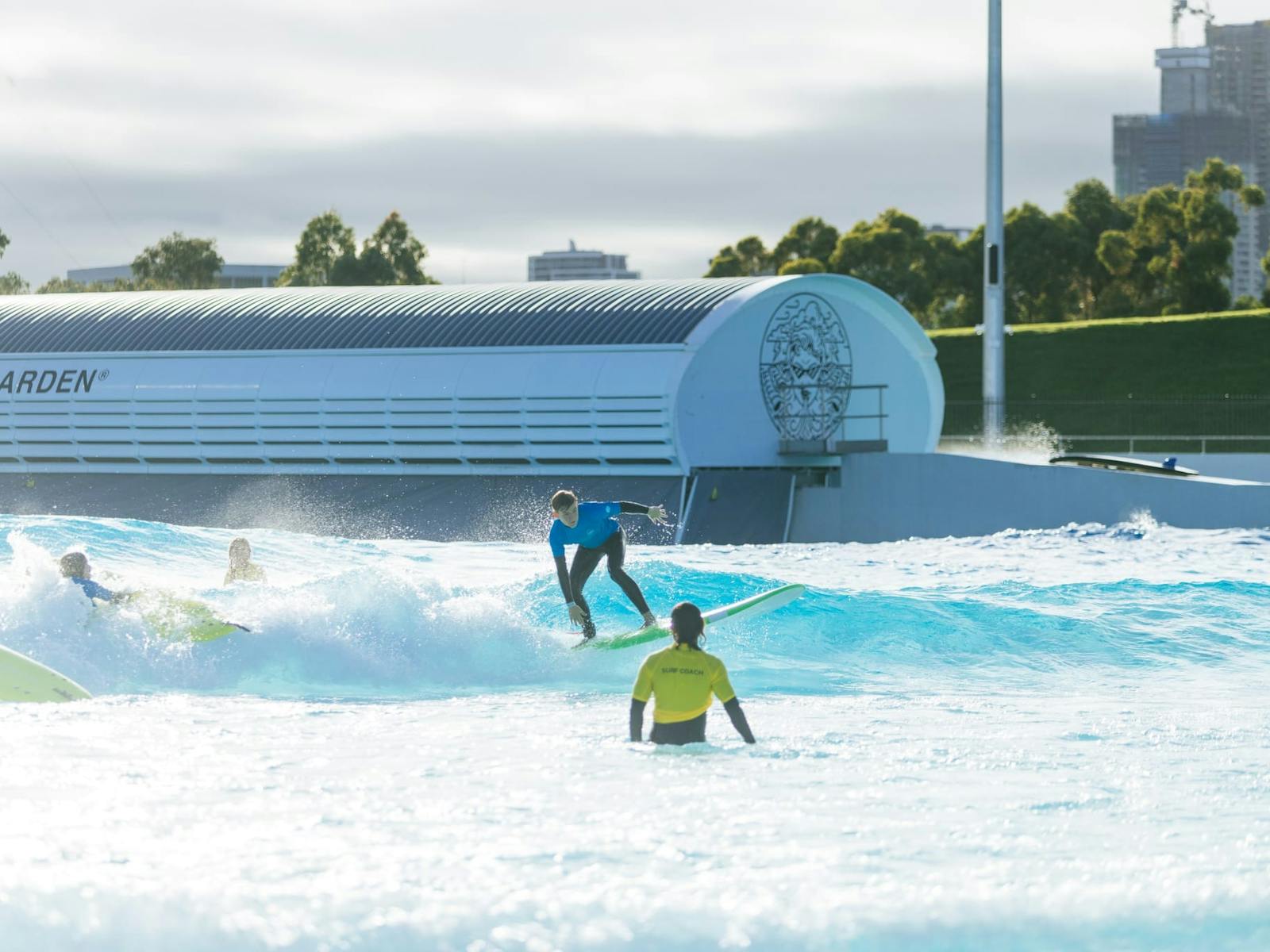 波に乗る初心者サーファー