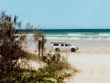 4WD on 75 Mile Beach, K'gari (Fraser Island) 4WD on 75 Mile Beach, K'gari (Fraser Island)