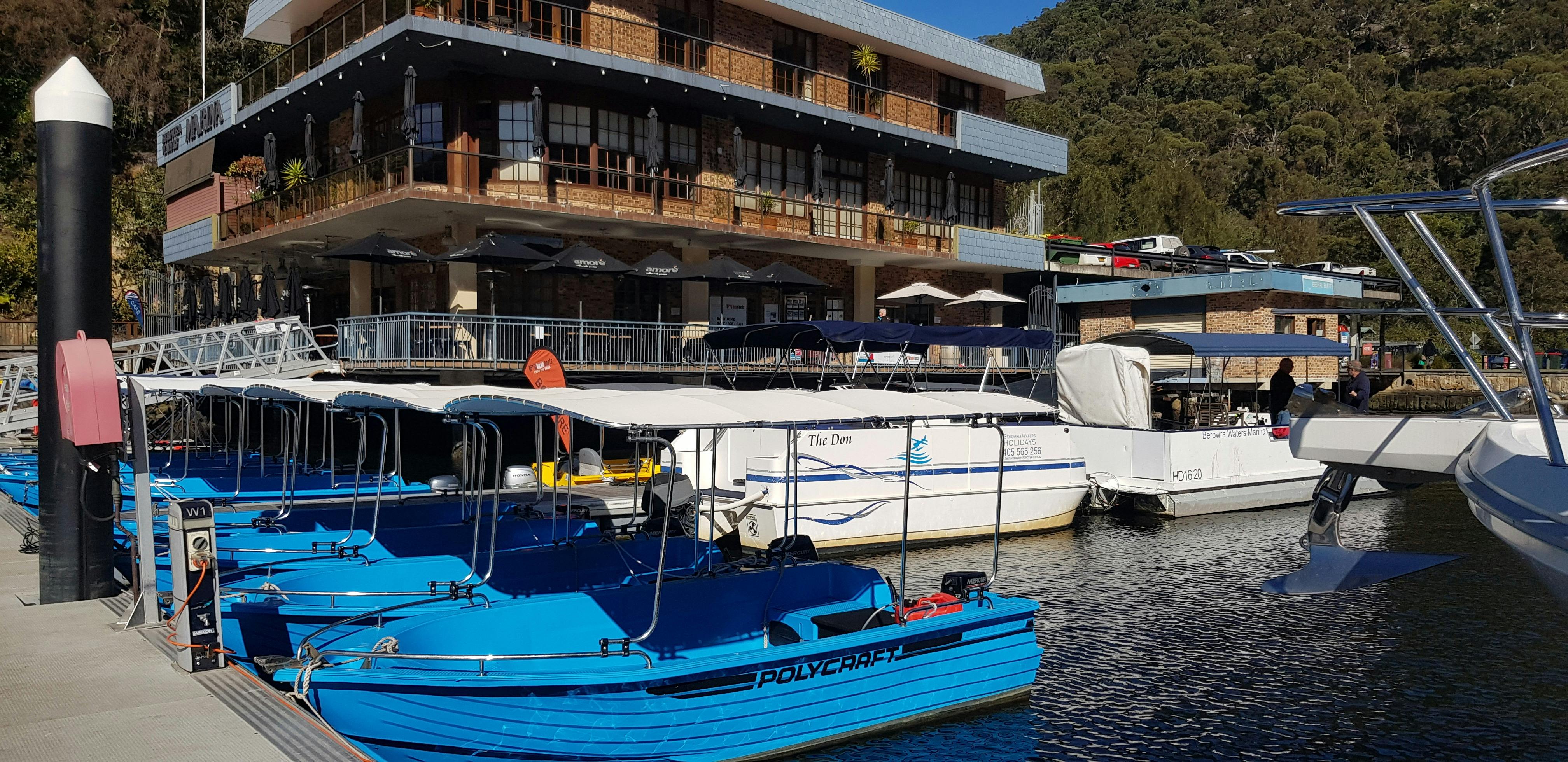 蓝色多边形贝罗拉水域