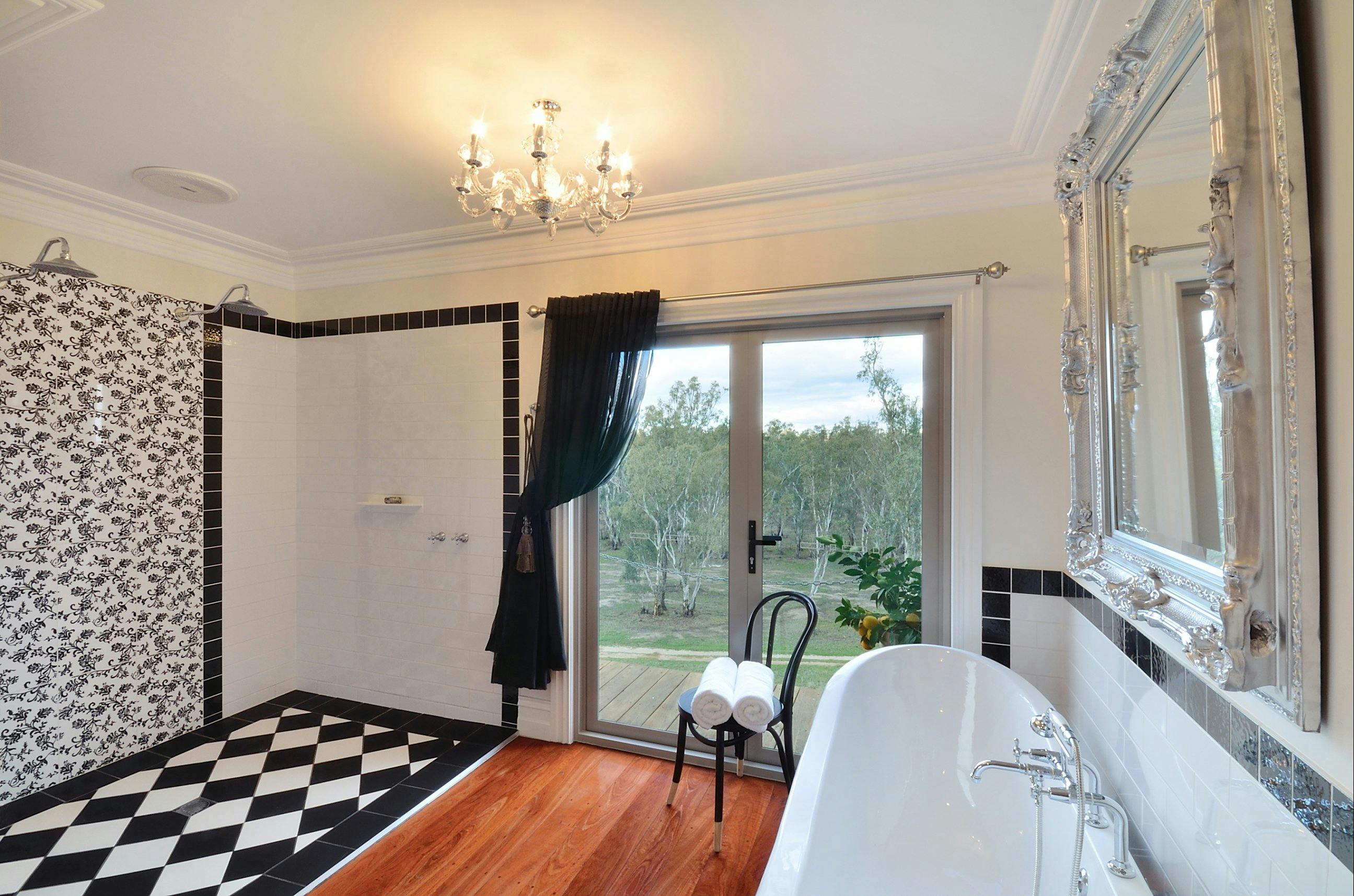 Starry Nights Luxury Accommodation: Moira Station