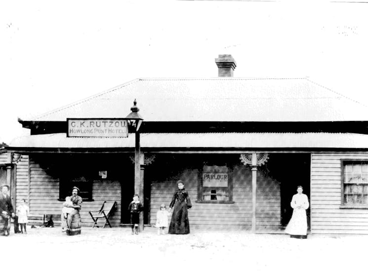 Historic black and white image of now deteriorated Howlong Punt Hotel