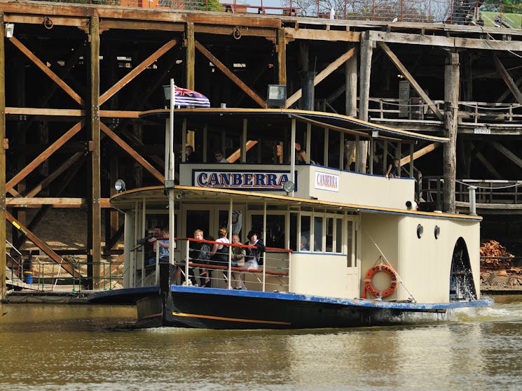 PS Canberra in front of Echuca Wharf