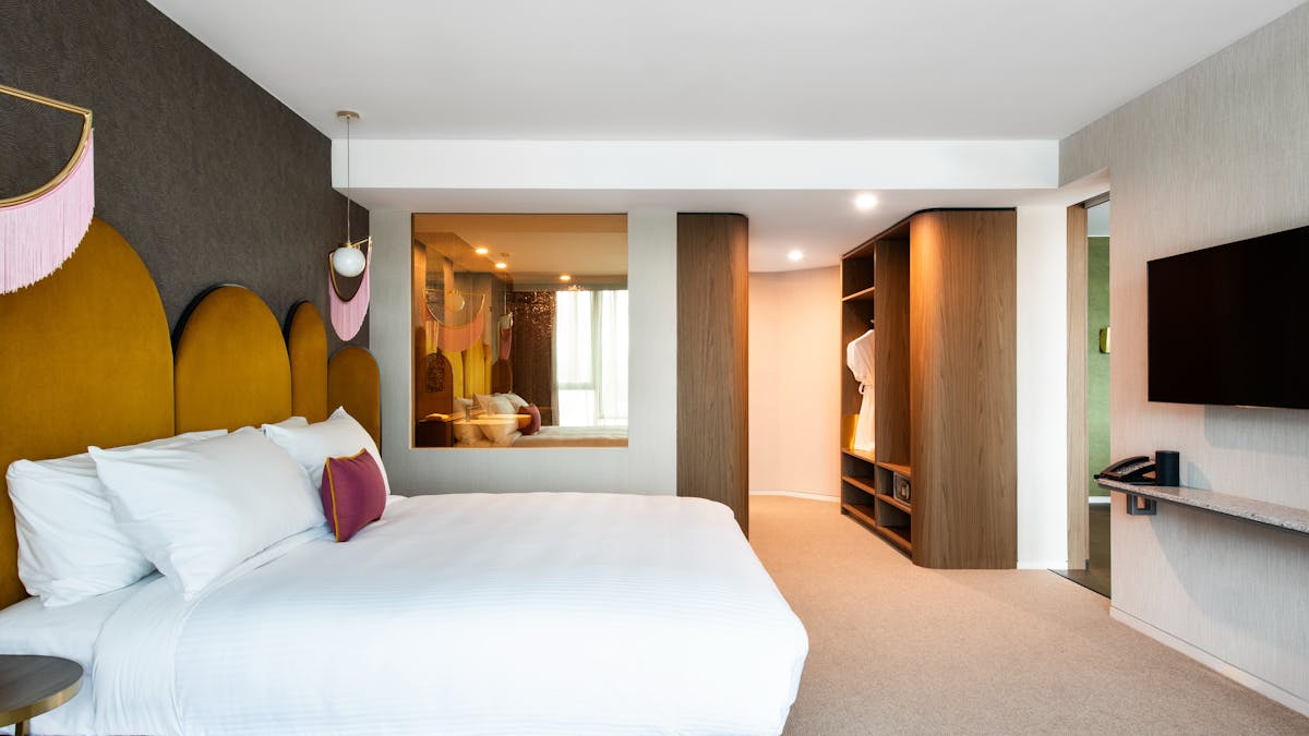 Queen Bed Rockstar Suite w ensuite