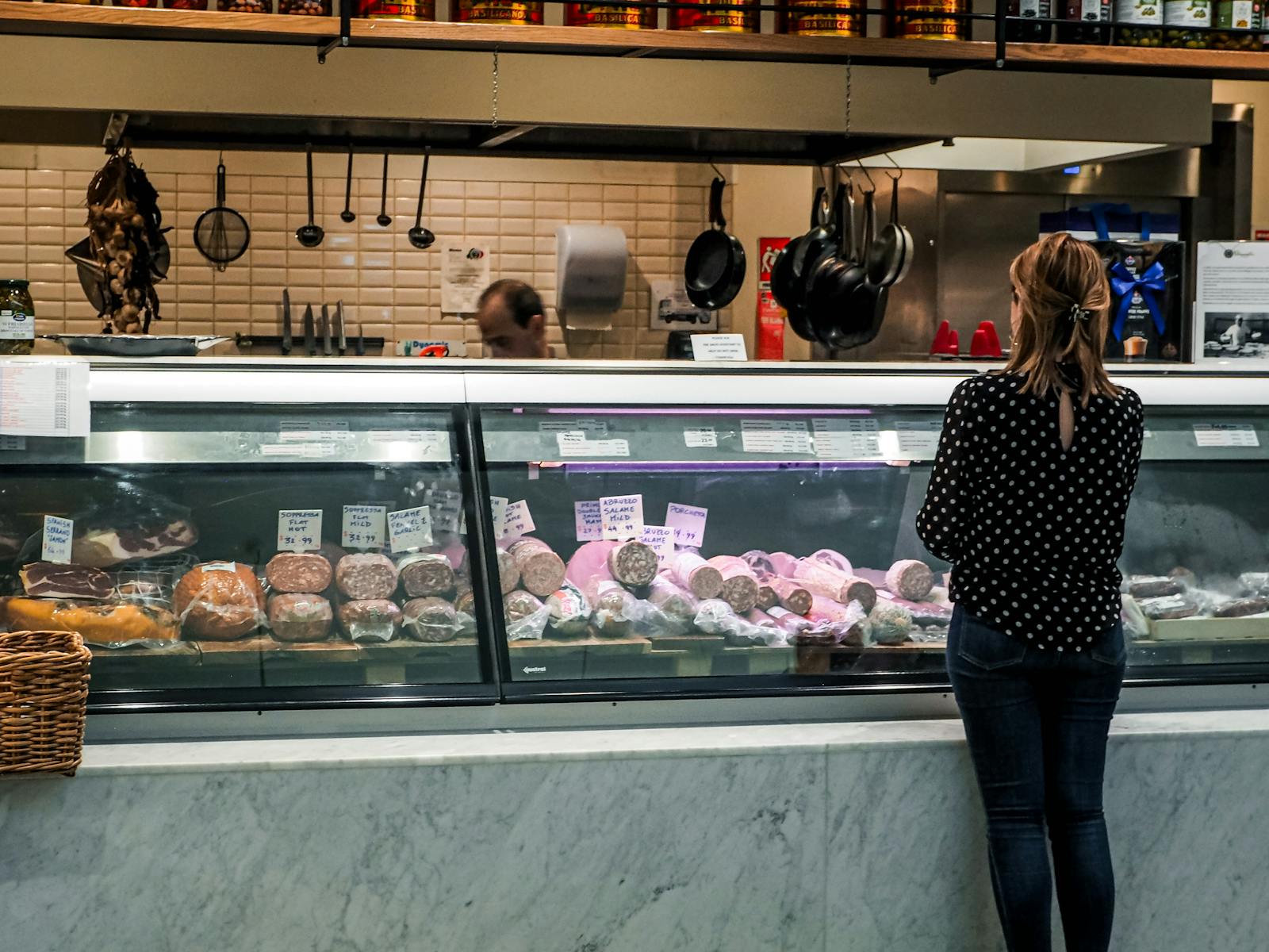 熟食店里的女士 - Dave's Marrickville Munch - 悉尼美食之旅