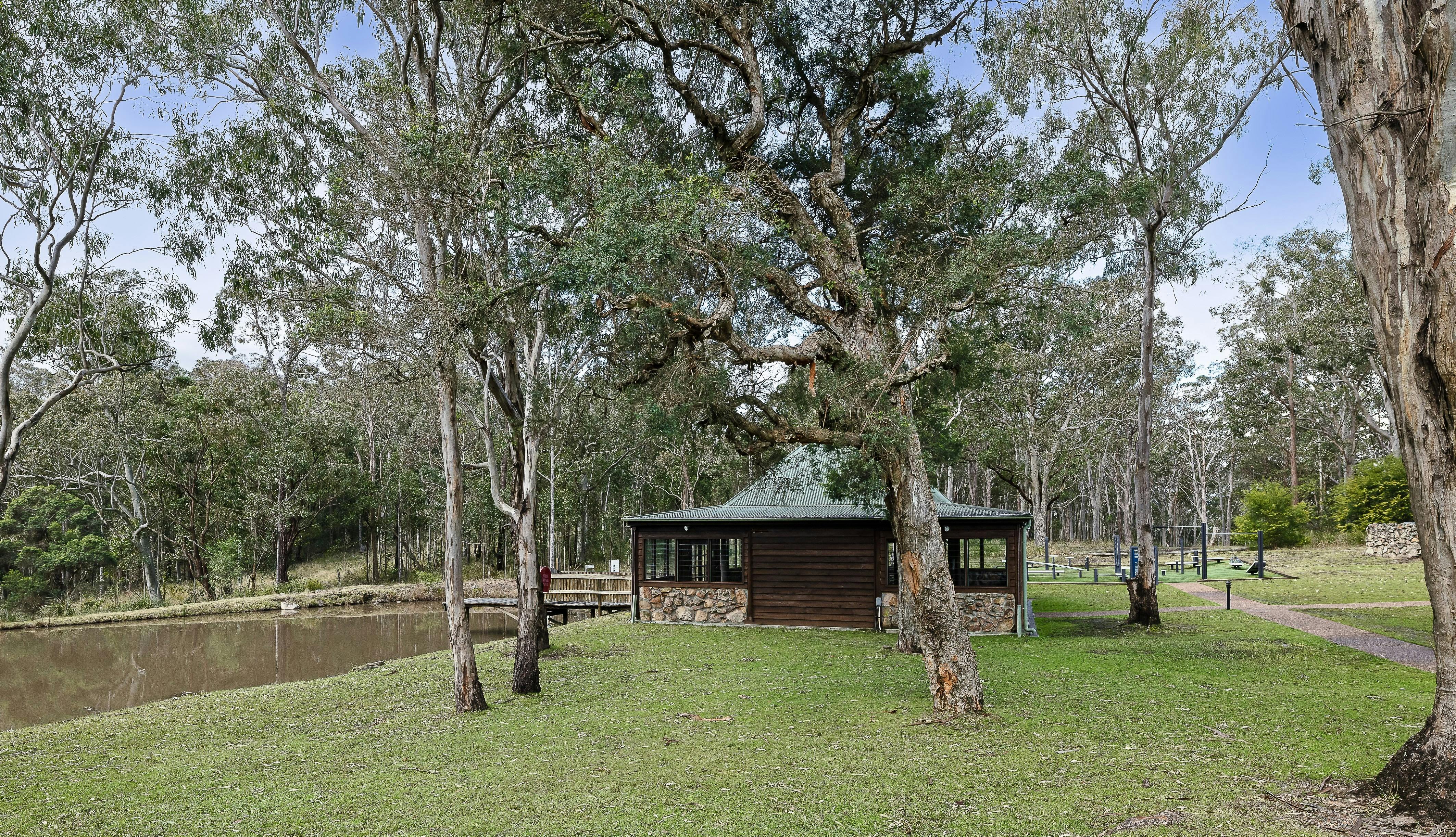 게임룸 외부 및 야외 체육관 전경