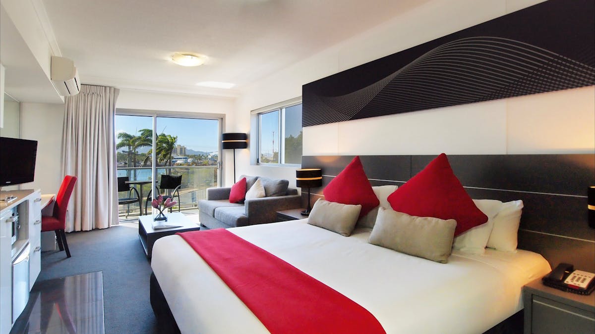 Oaks Metropole Suites