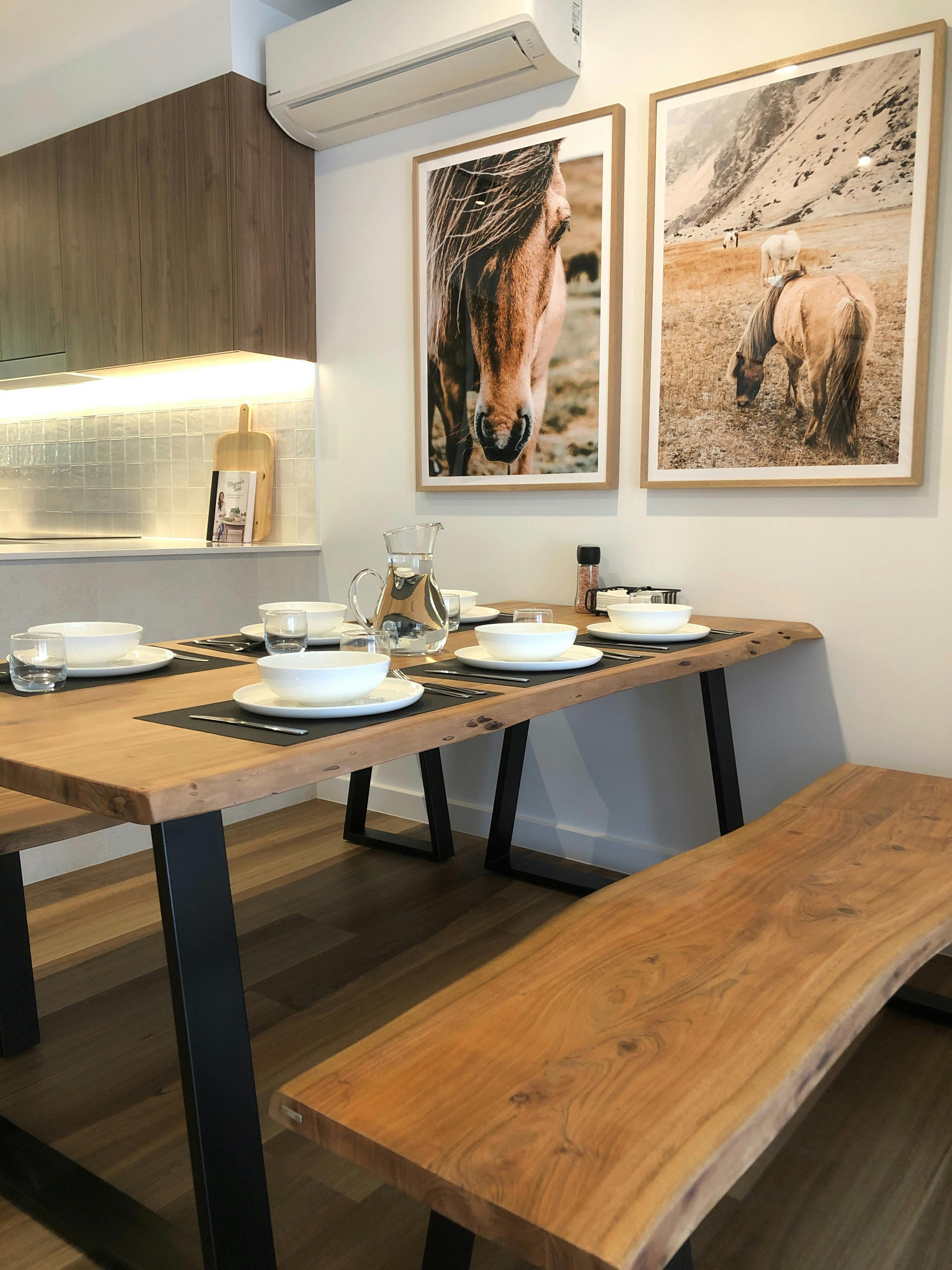 벤치가 있는 목재 테이블 흰색 도자기 세트