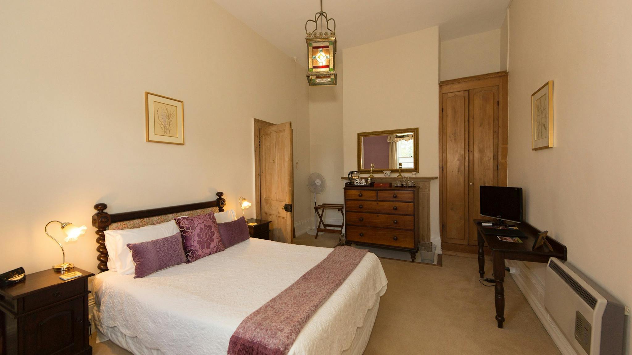 Downstairs Queen superior room at The Racecourse Inn, Longford, Tasmania