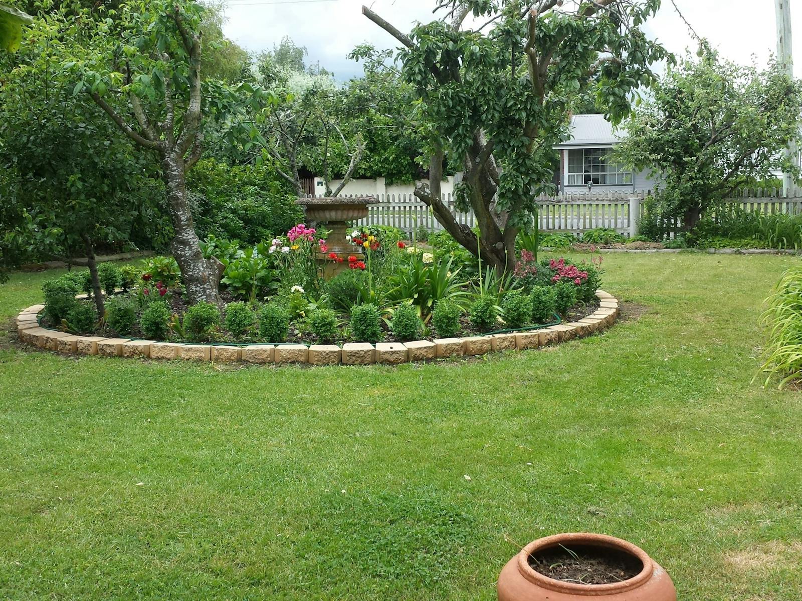 Backyard of a cosy Georgian cottage