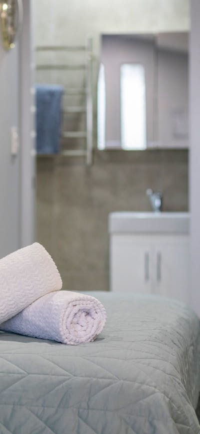 Dame Burrow luxury Tempur queen size bed