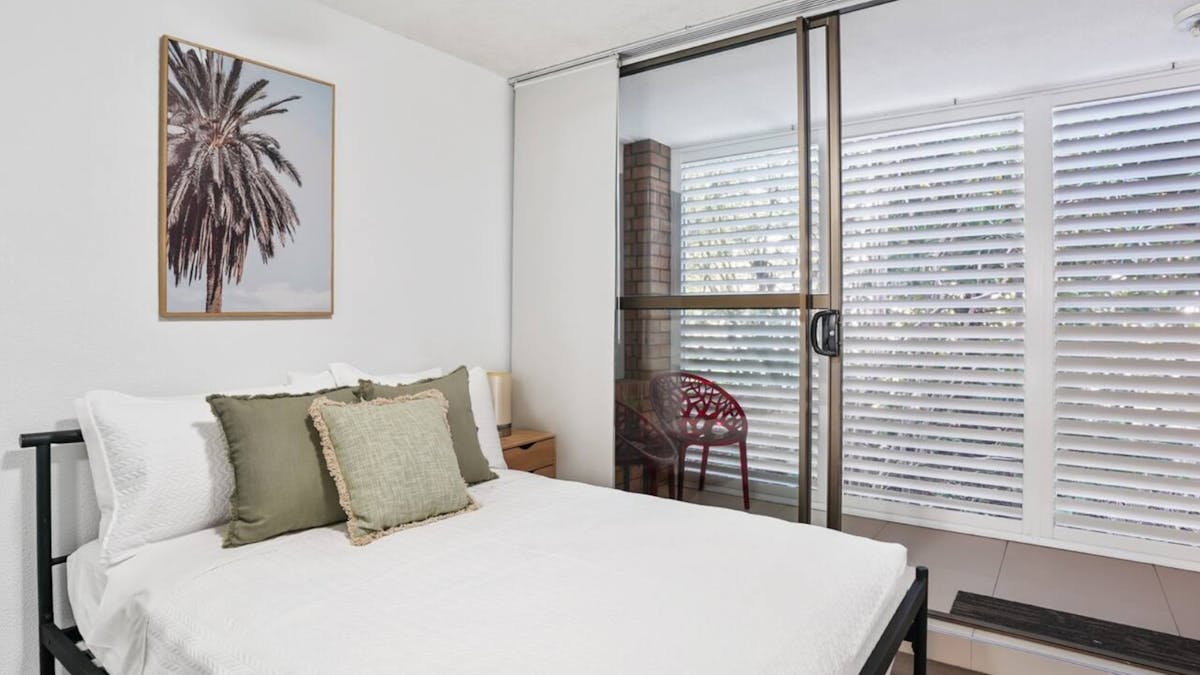 Double bedroom with breezeway balcony access