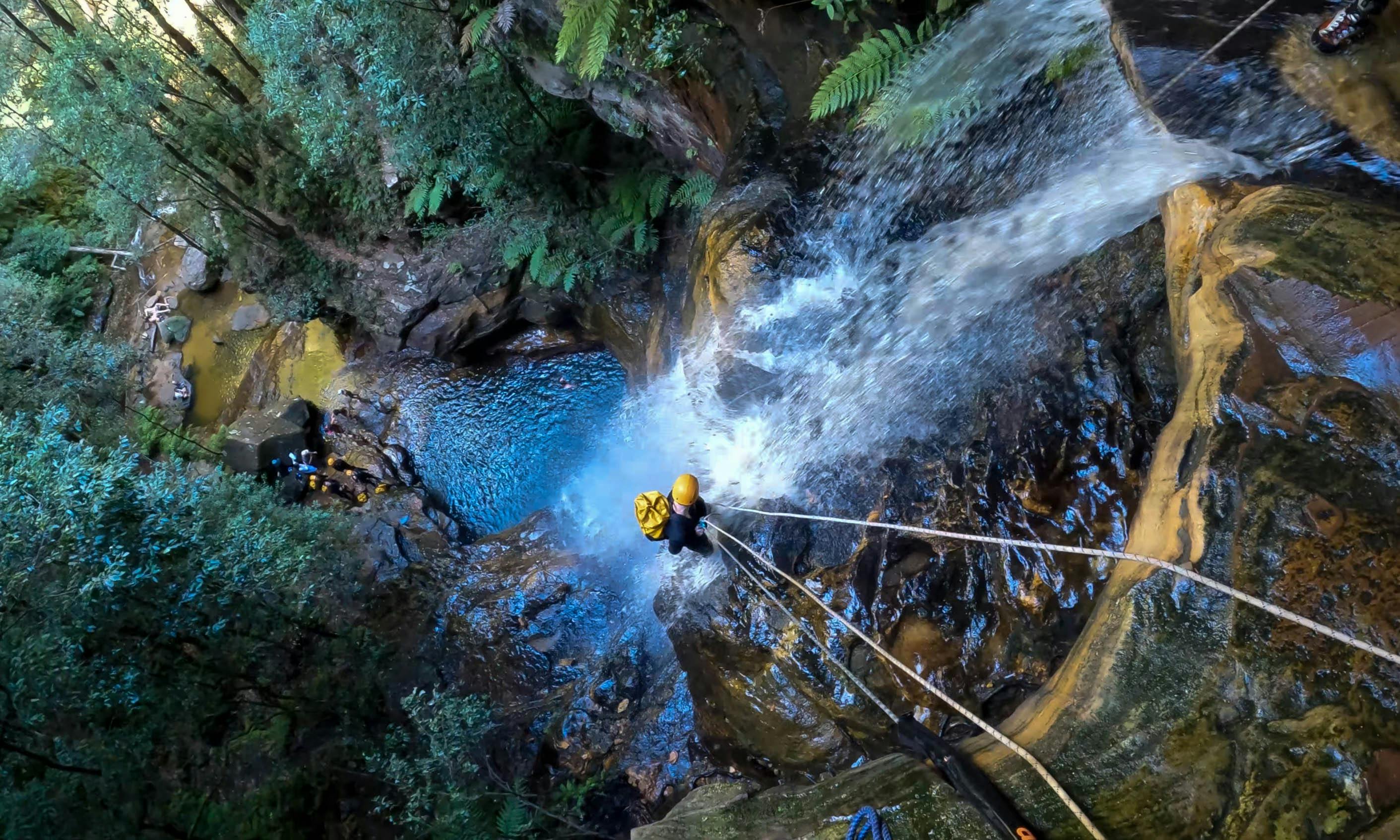 沿著皇后瀑布繩降